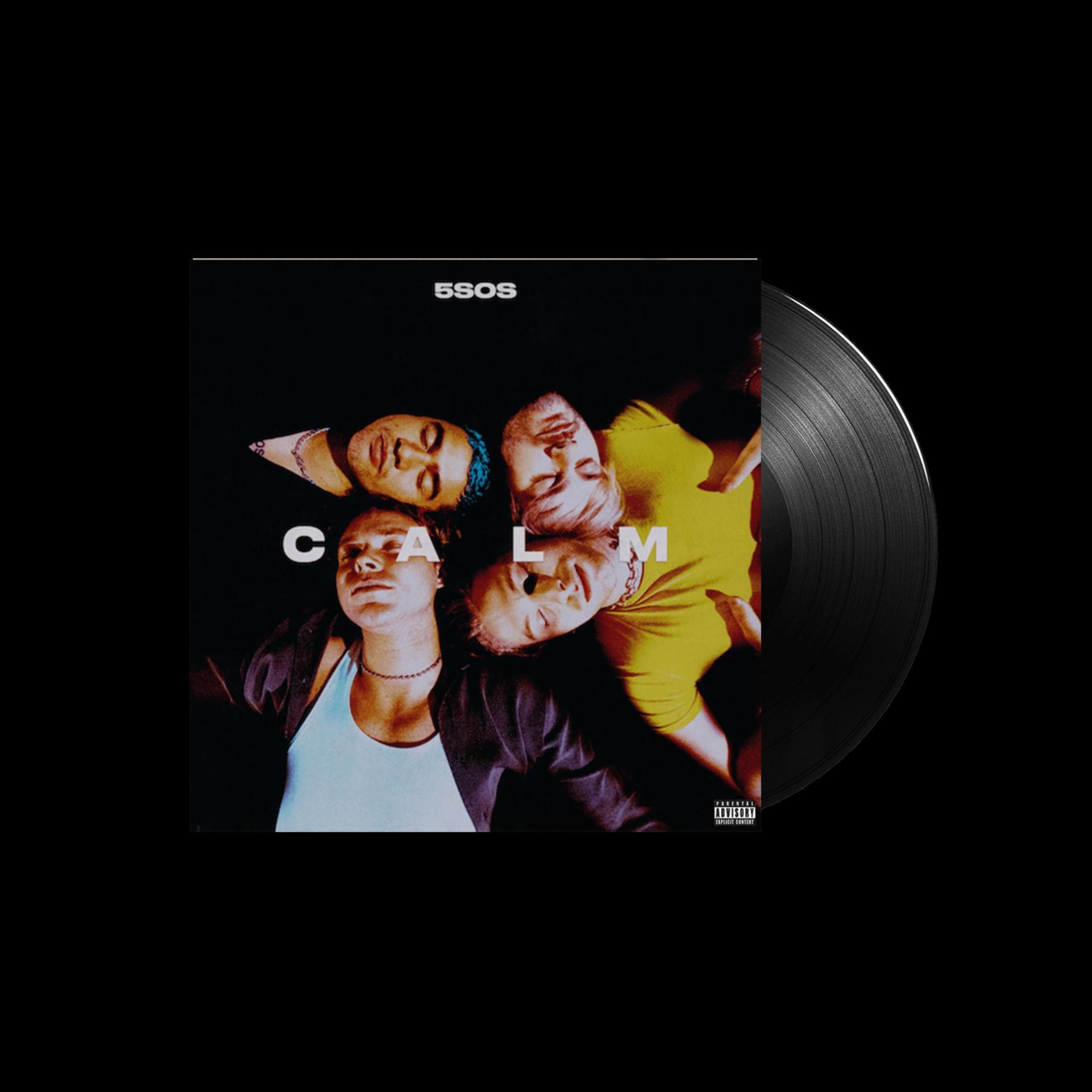 Albumhoes van 5SOS 'CALM' met bandleden. Een vinylplaat staat aan de rechterkant. Zwarte achtergrond.