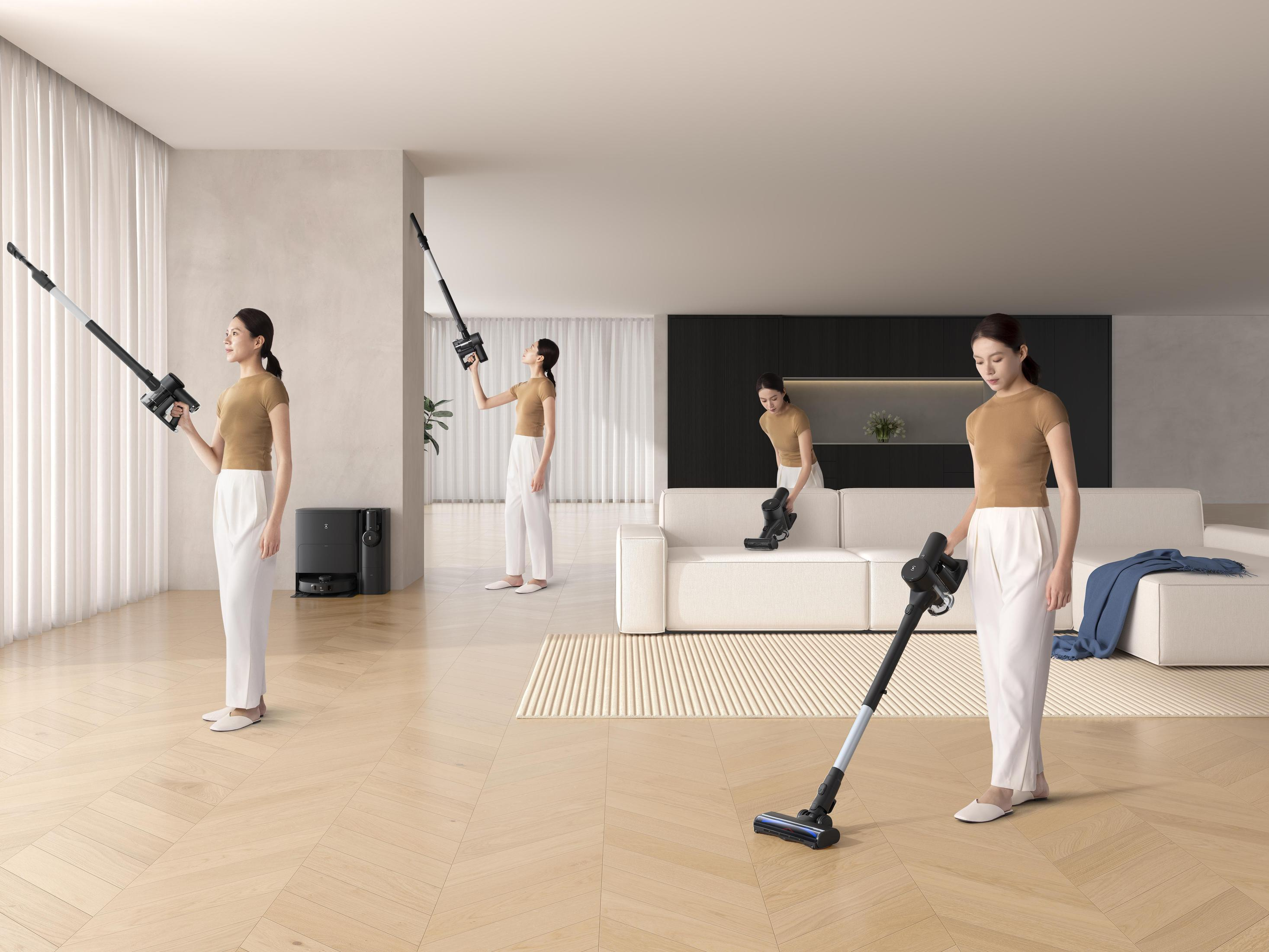 Kobieta używa odkurzacza w pokoju. Pokazane są inne ujęcia odkurzania. Białe ściany i podłoga.