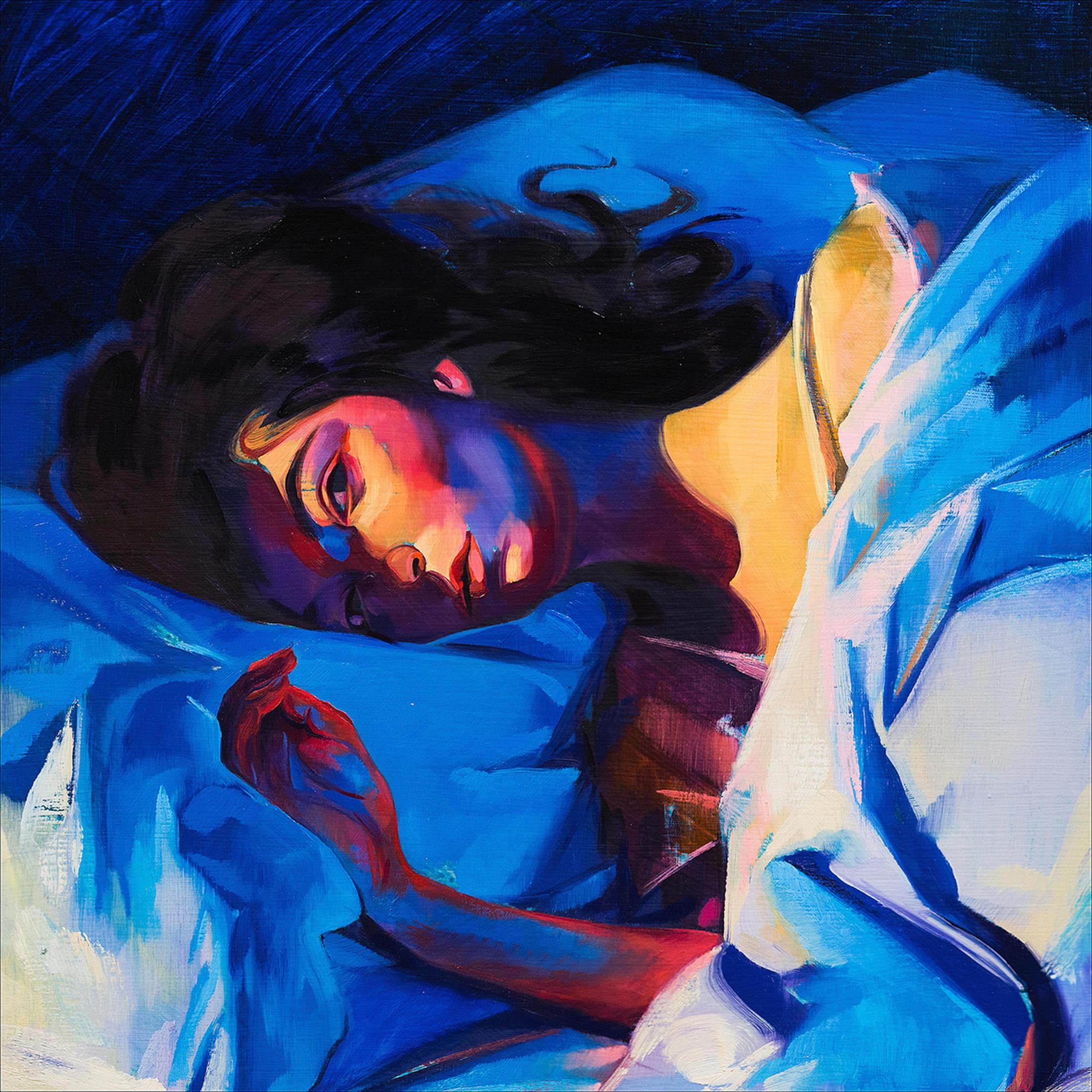 Donna a letto, sdraiata su un lenzuolo blu. Il suo viso è illuminato.