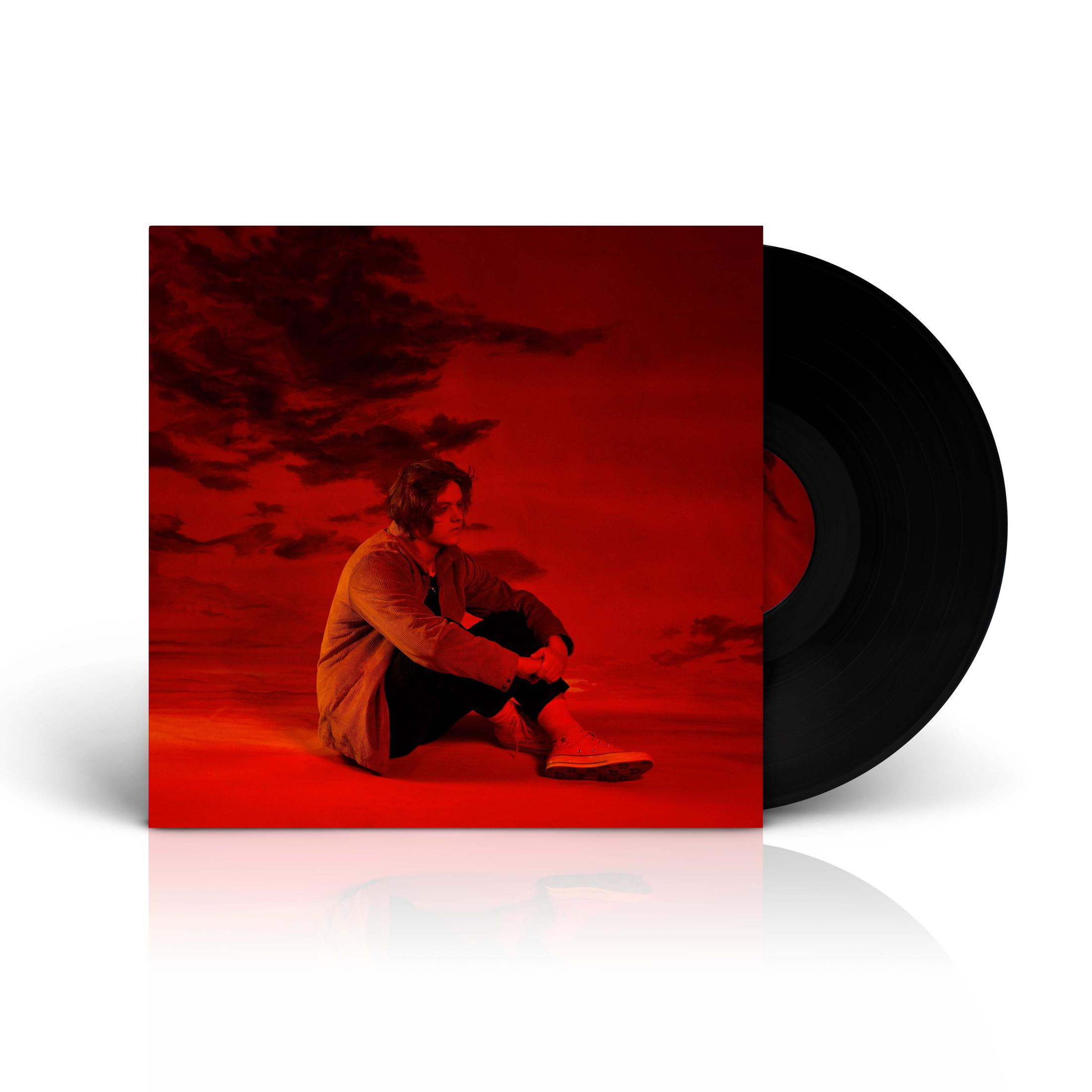 Albumhoes, een man die zit, rode lucht, vinylplaat rechts.