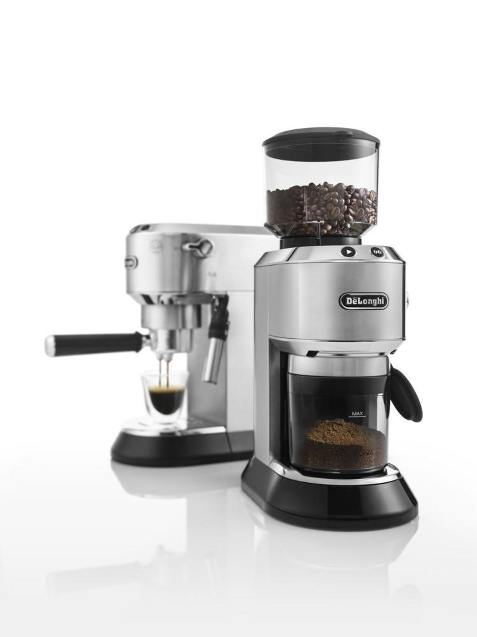 Espressomaschine und Kaffeemühle aus Edelstahl, beide vor weißem Hintergrund.