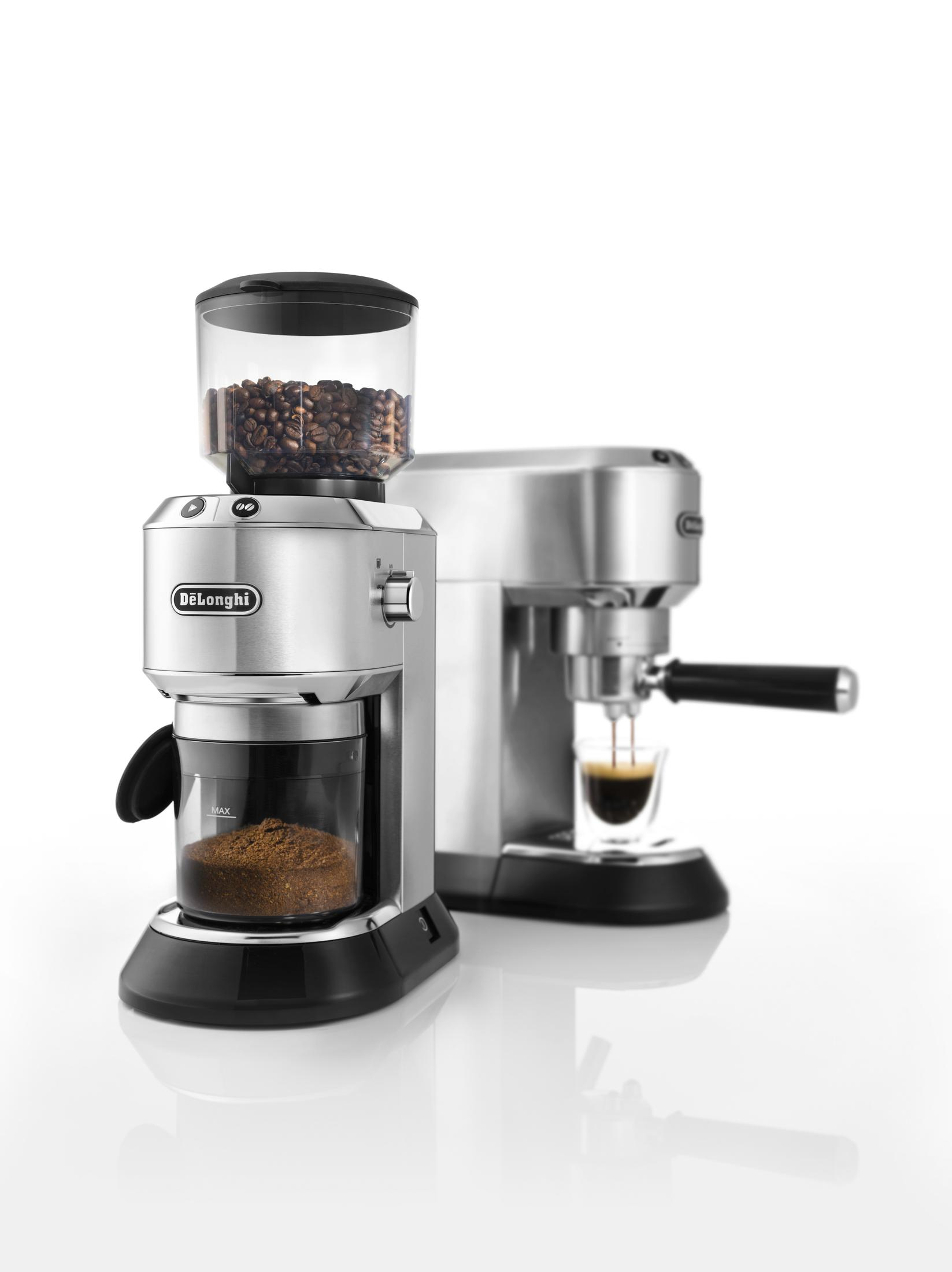 Kaffeemaschinen-Set: eine Mühle mit Bohnen und gemahlenem Kaffee sowie eine Espressomaschine.
