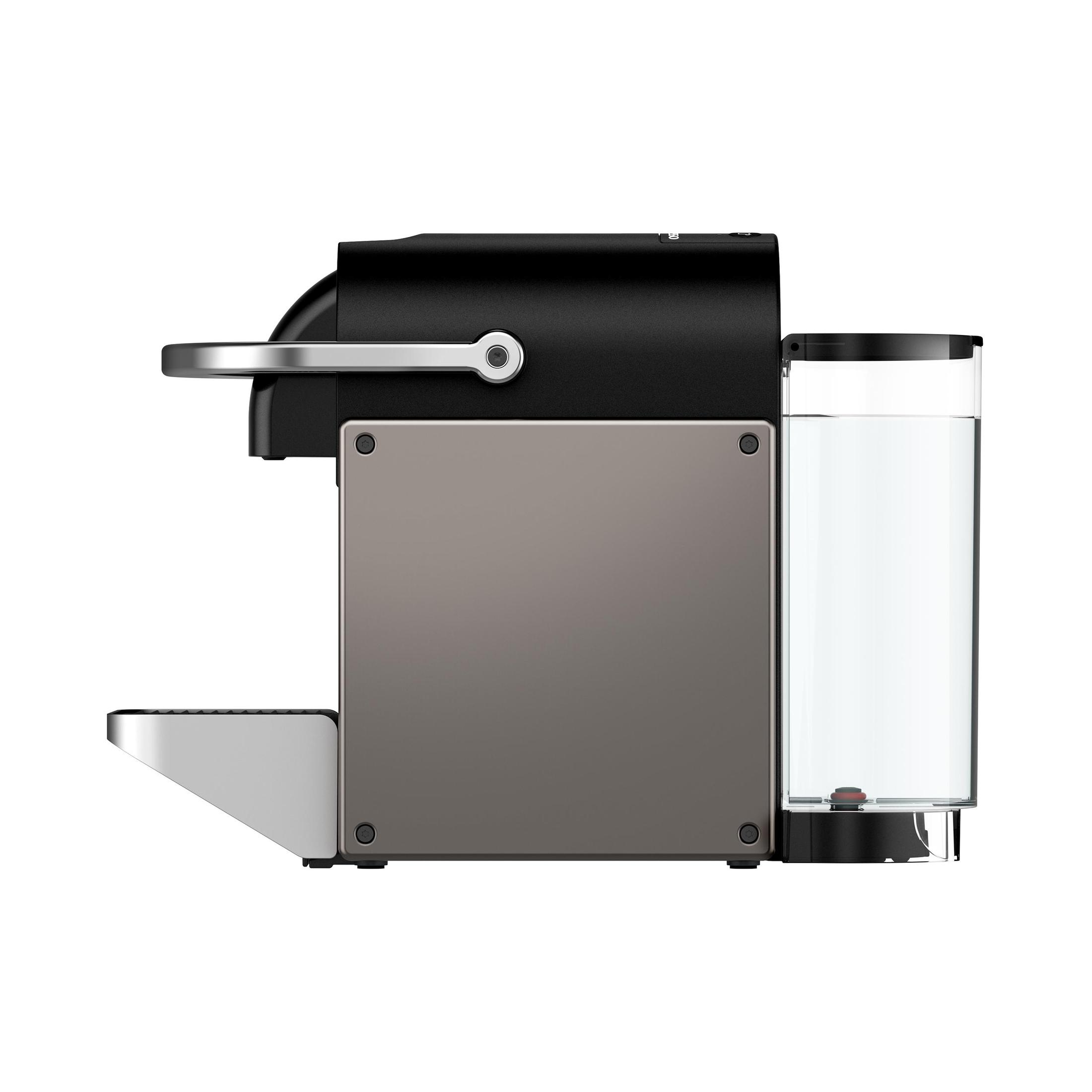 Czarny i szary ekspres do kawy Nespresso ze zbiornikiem na wodę po prawej stronie.