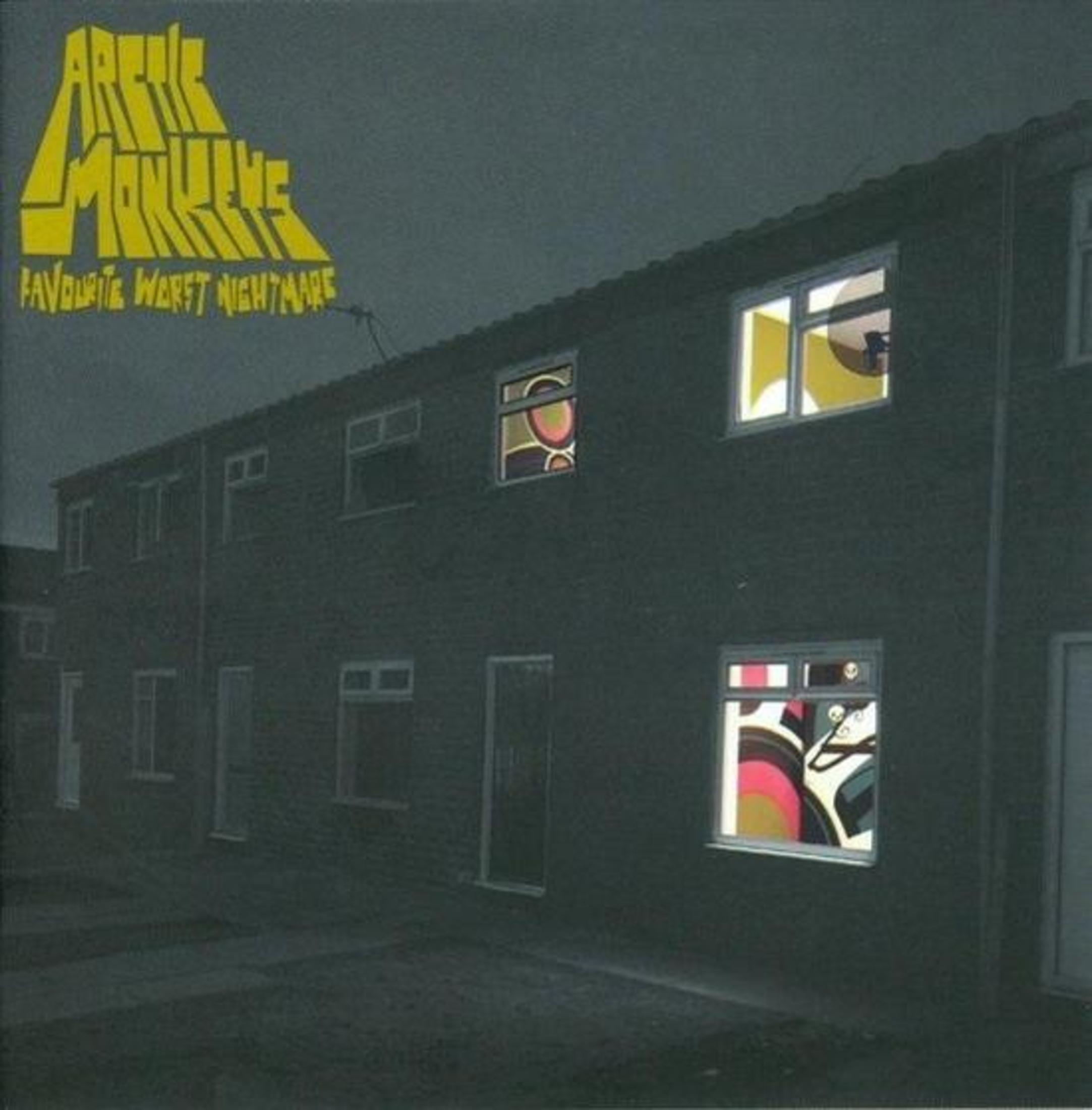Albumcover für Arctic Monkeys. Graues Gebäude mit beleuchteten Fenstern, Bandname und Albumtitel in gelbem Text.