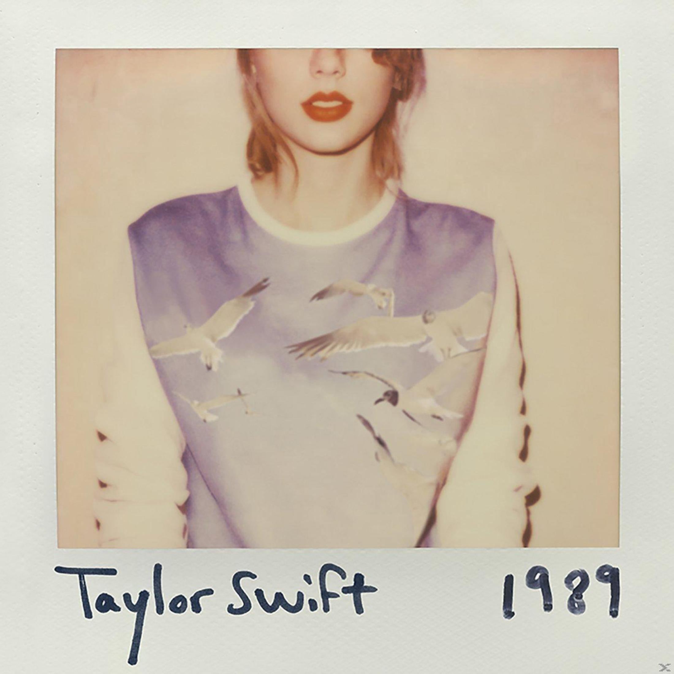 Foto Polaroid di Taylor Swift, indossa un top blu con uccelli. Rossetto rosso e titolo scritto a mano.