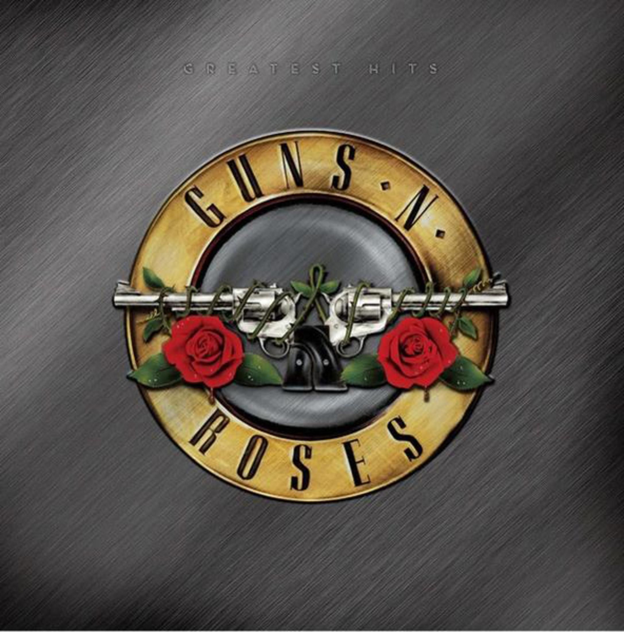 Logo Guns N' Roses su sfondo metallico. Cerchio dorato con pistole, rose e il nome della band.