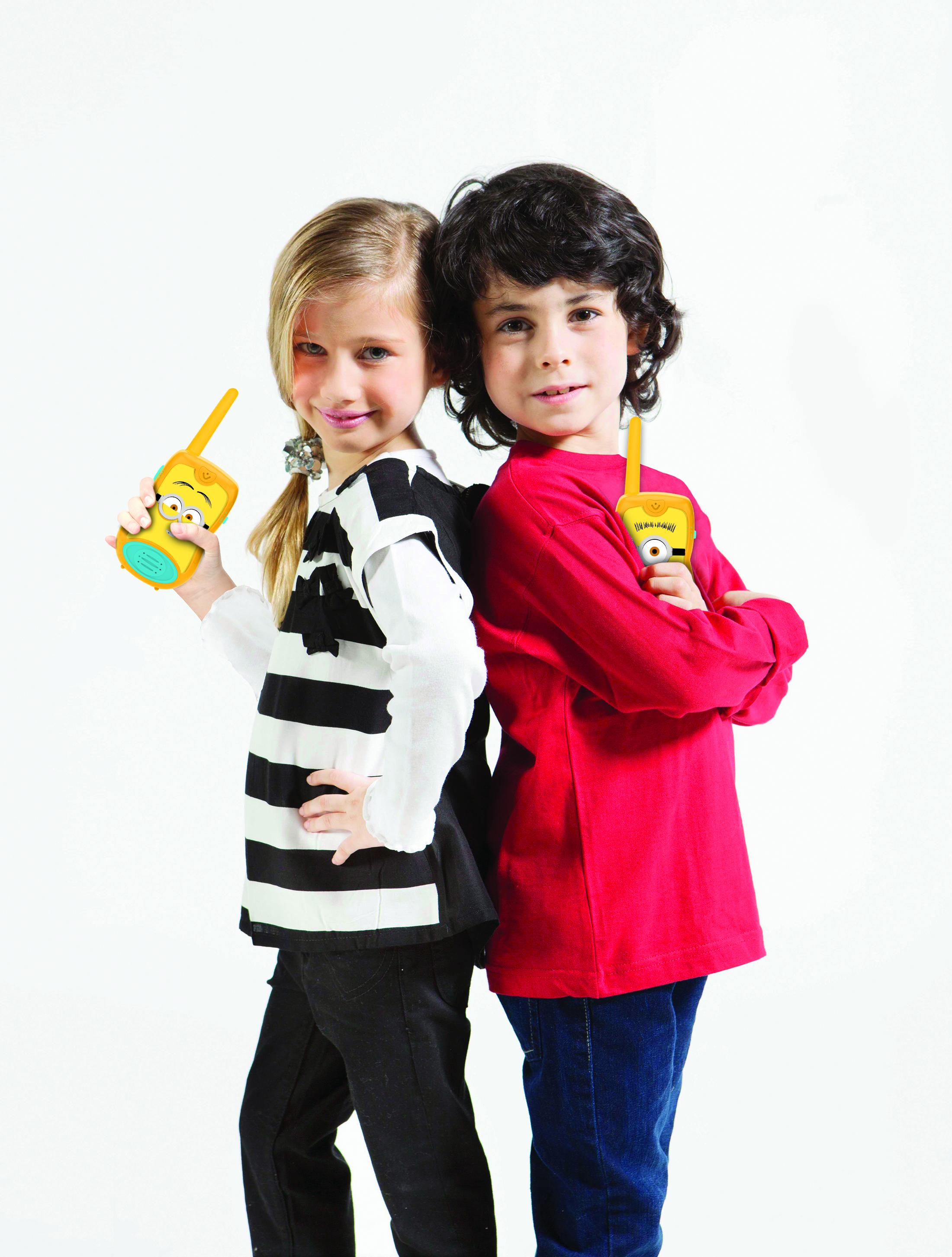 Deux enfants dos à dos tenant des talkies-walkies jouets. L'un porte des rayures, l'autre une chemise rouge. Fond blanc.