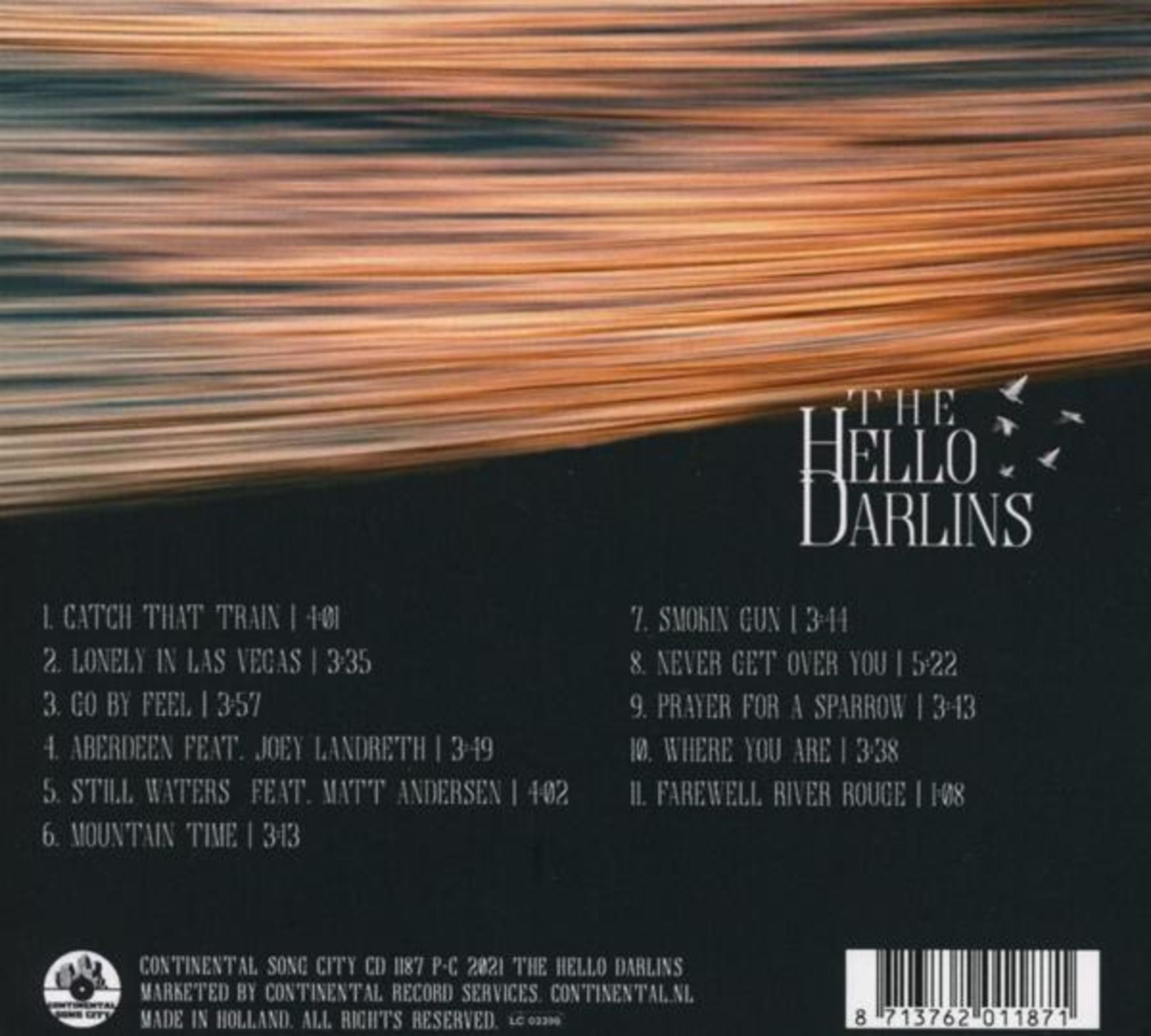Albumhoes met songtitels. De tekst "THE HELLO DARLINS" is geschreven. Witte achtergrond met een cd.