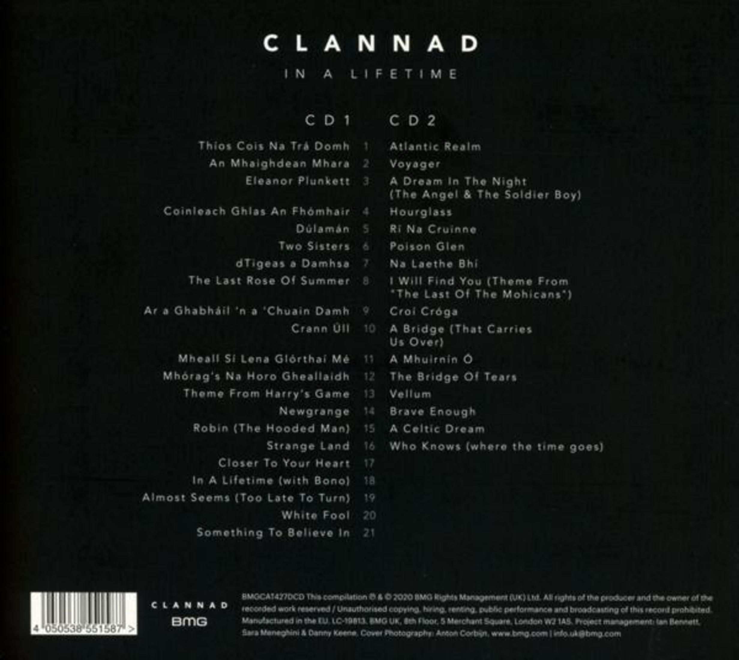 Copertina del CD dell'album 'In A Lifetime' dei Clannad. Elenca le tracce sui CD 1 e 2, con sfondo nero e testo bianco.