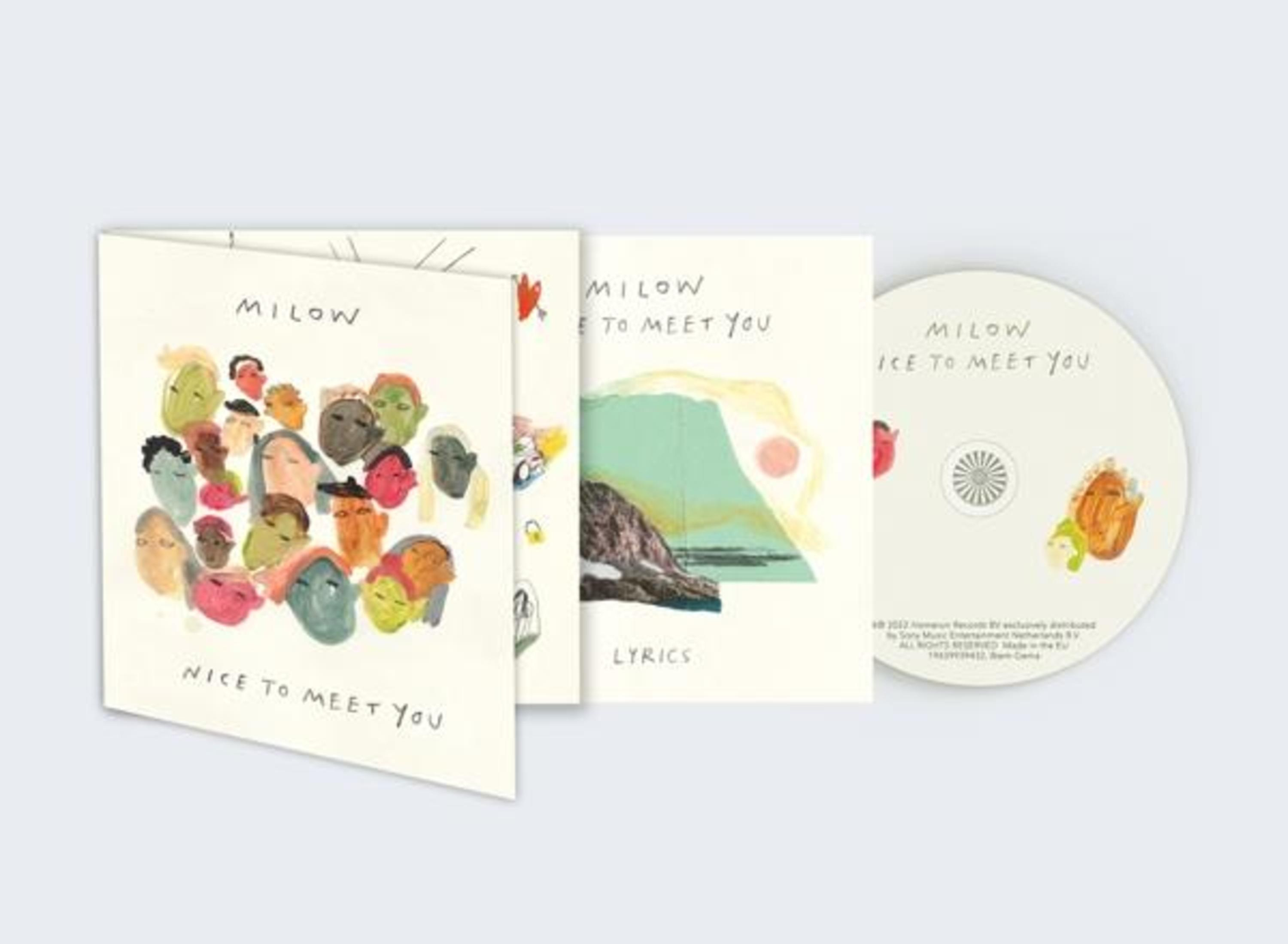 Albumhoes met een cd, songtekstboekje en cover art met gezichten en tekst.