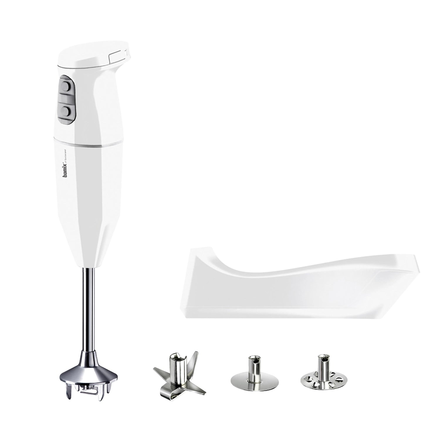 Frullatore a immersione bianco con accessori. Accanto una base bianca.