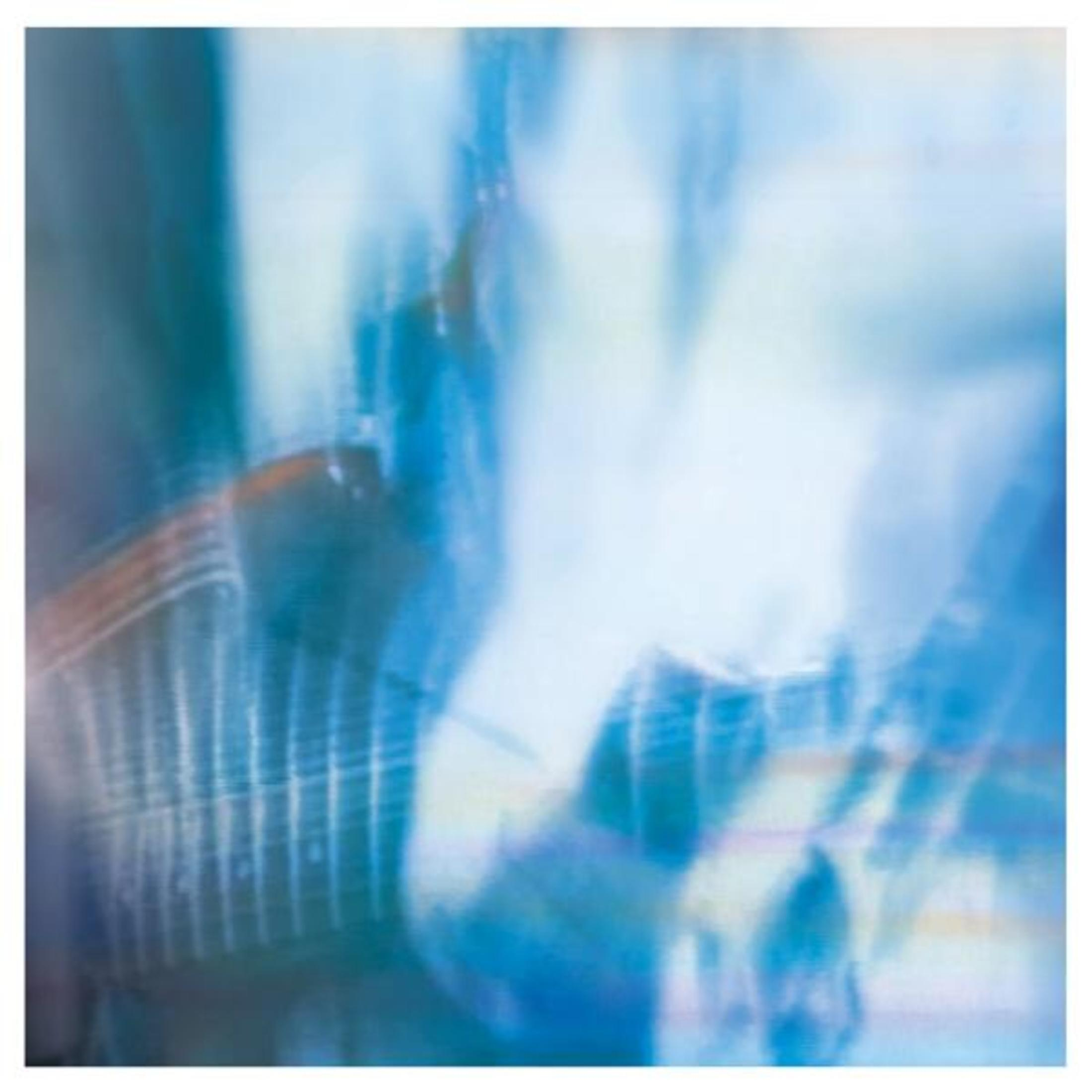 Immagine astratta: Luci e linee sfocate in blu e bianco, creando un senso di movimento.