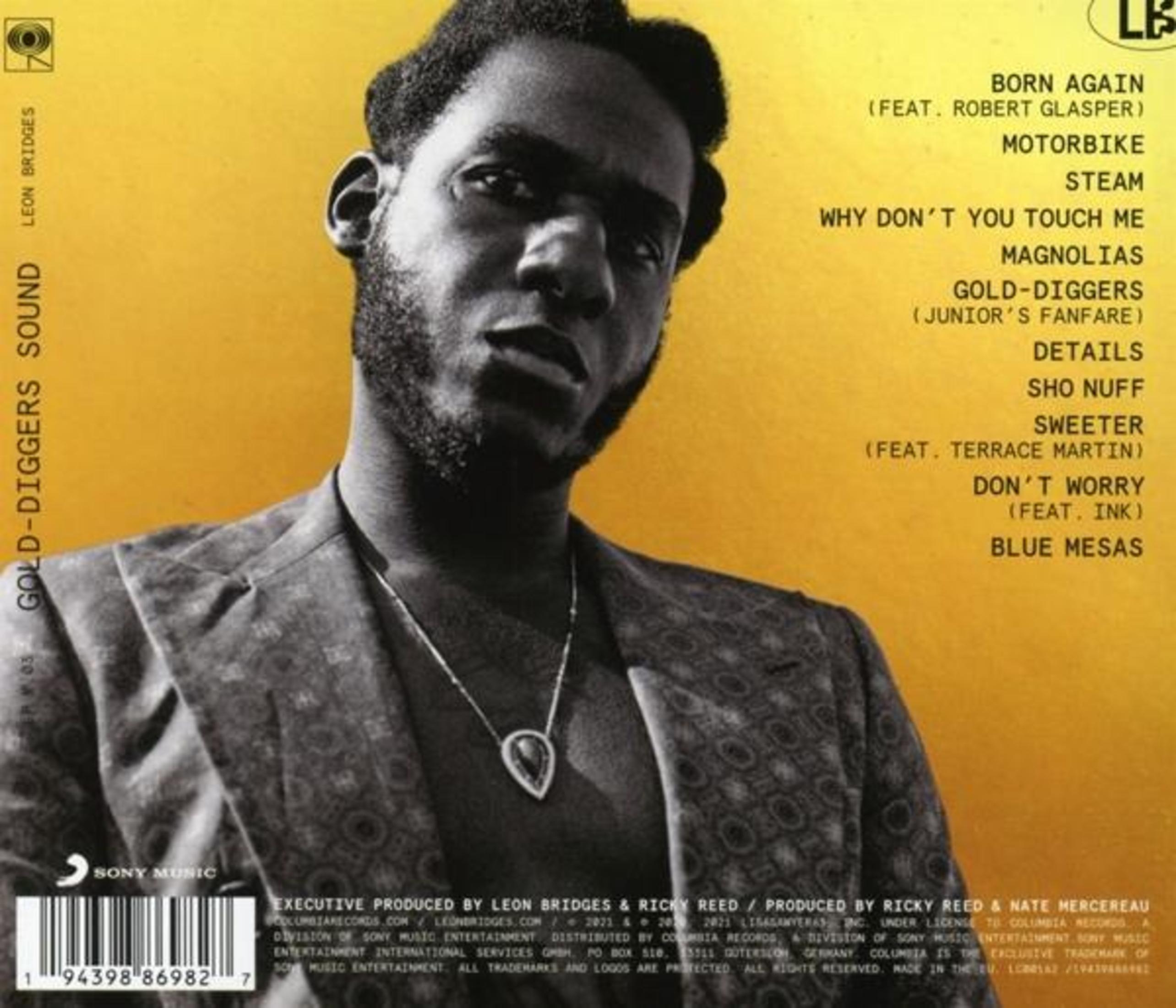 Albumhoes van Leon Bridges. Hij is in zwart-wit, met een gouden achtergrond en tekst over het album.