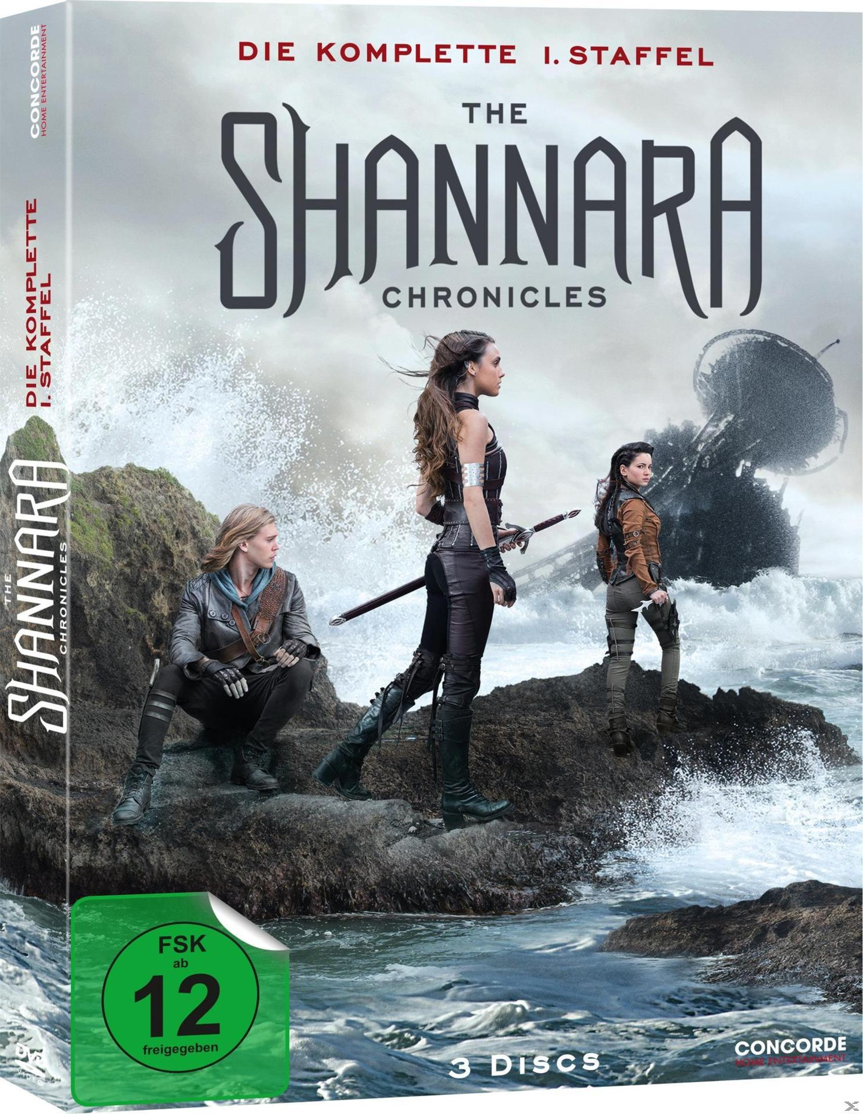 Drei Figuren auf Felsen am Meer vor einem zerstörten Raumschiff; Text darüber lautet The Shannara Chronicles.