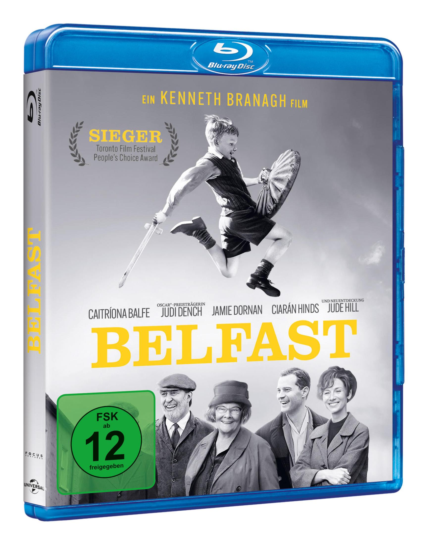 Belfast Blu-ray Hülle mit spielendem Jungen und vier Darstellern unten.