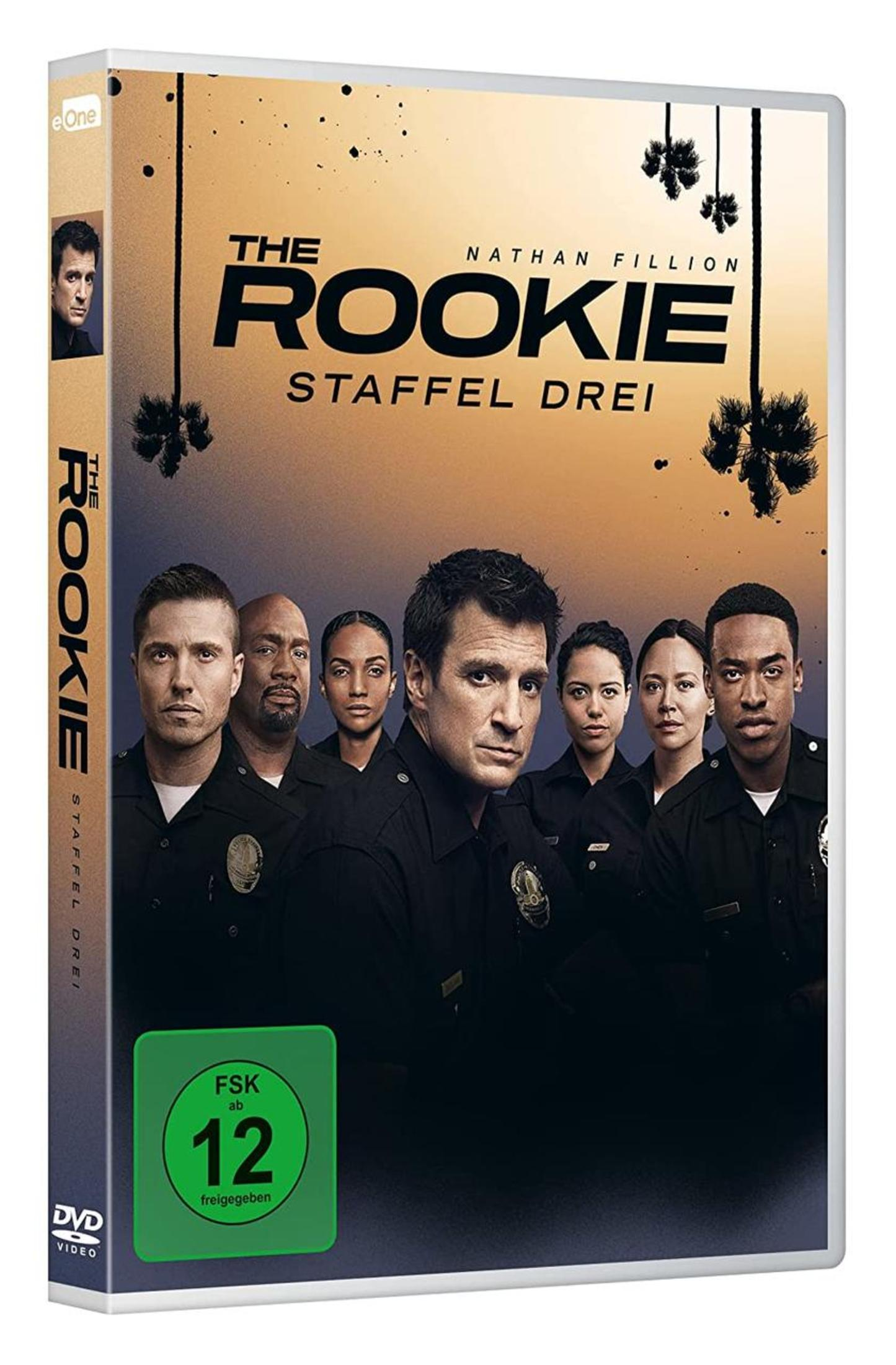 DVD-Cover von The Rookie Staffel 3 mit sieben Polizeibeamten in Uniform vor einem orangefarbenen Hintergrund.