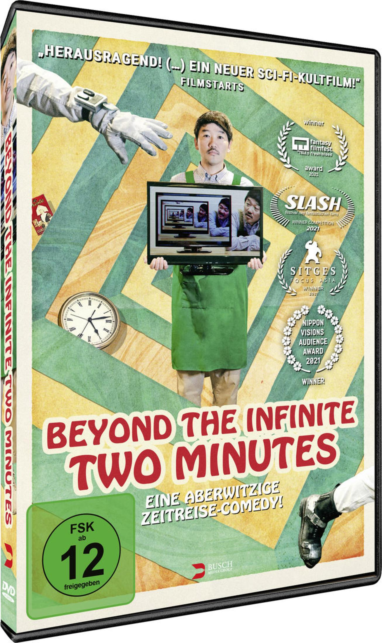 DVD-Cover von Beyond The Infinite Two Minutes mit einem Mann, der einen Bildschirm mit Endlosschleife hält.