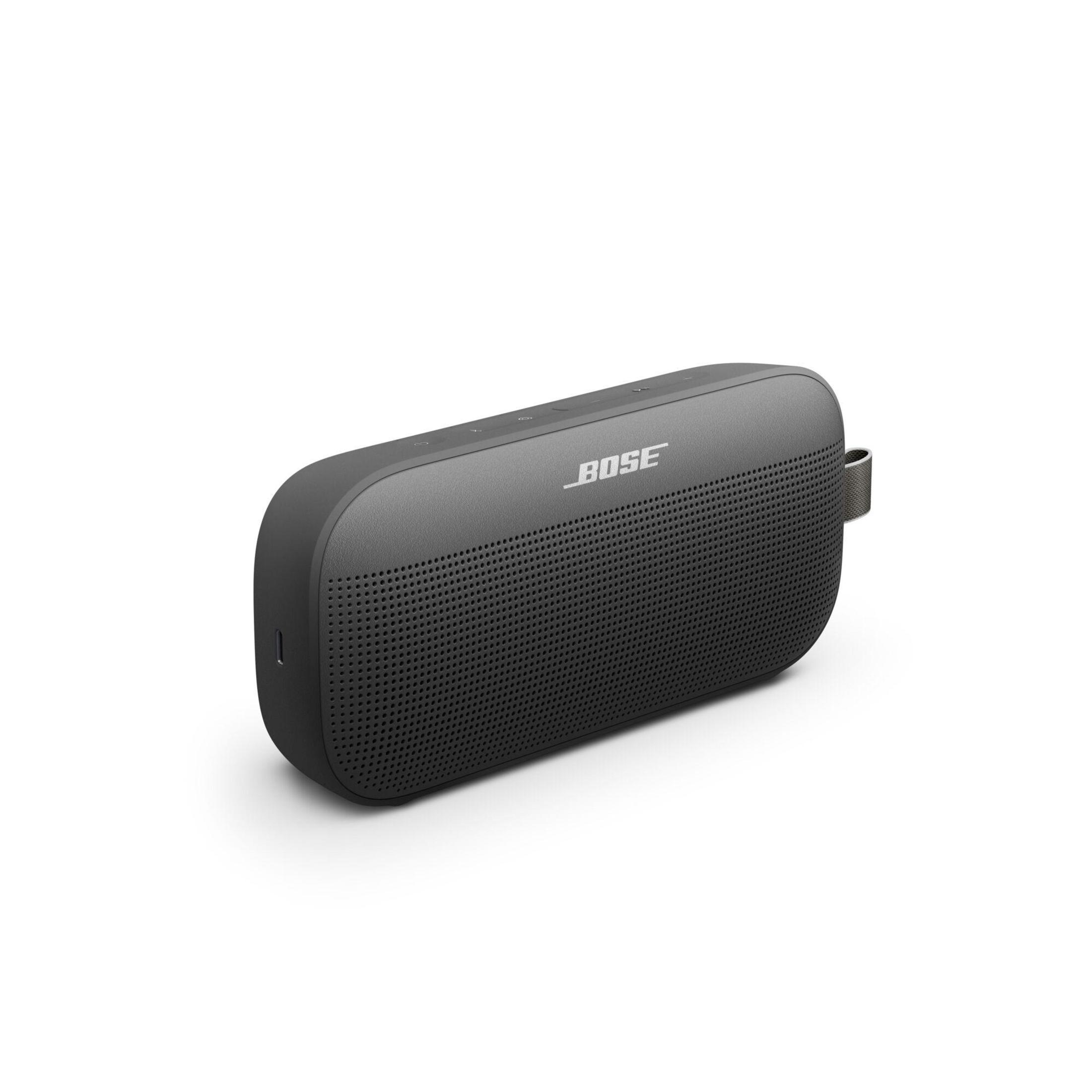 Haut-parleur Bose noir. C'est un haut-parleur portable avec une poignée grise.