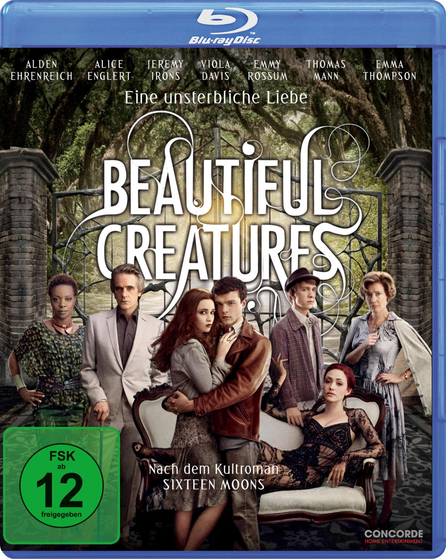 Beautiful Creatures Blu-ray-Cover. Eine Gruppe von Leuten steht vor einem Tor. Text ist sichtbar.
