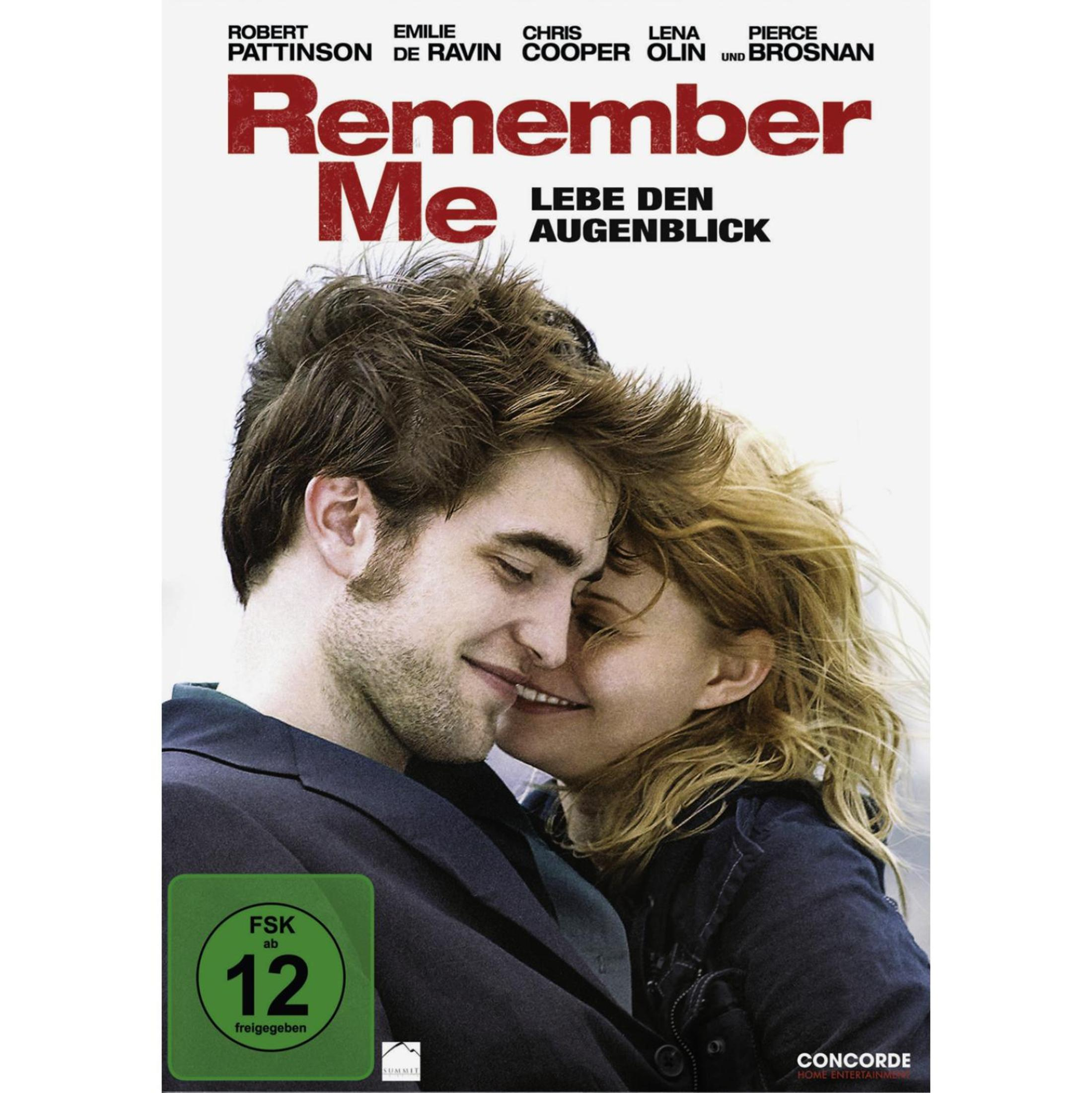 Remember Me-Filmposter. Robert Pattinson und Emilie de Ravin umarmen sich, romantische Szene, Angesicht zu Angesicht.
