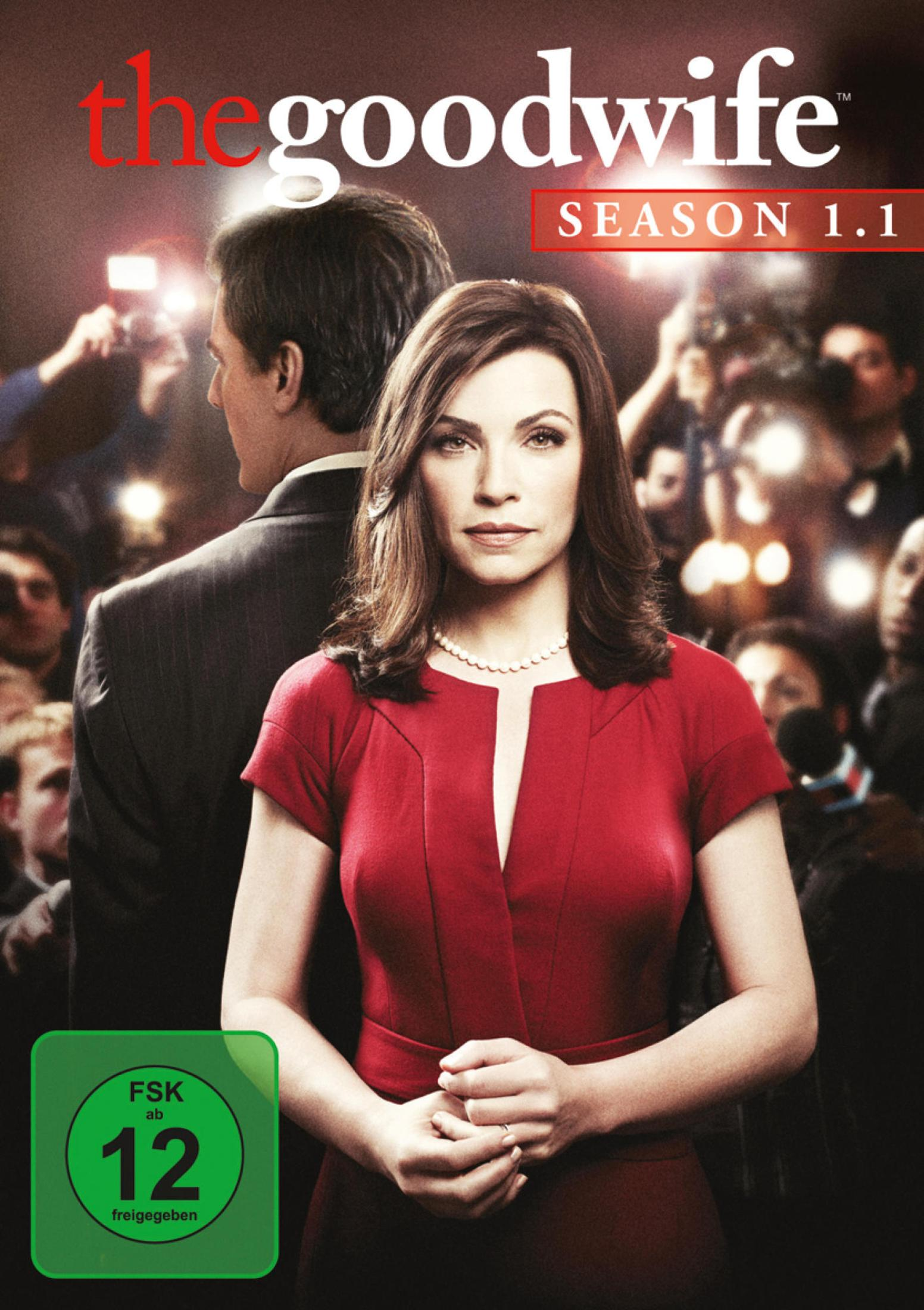 DVD-Cover der TV-Show The Good Wife. Eine Frau in rotem Kleid steht vor Leuten.