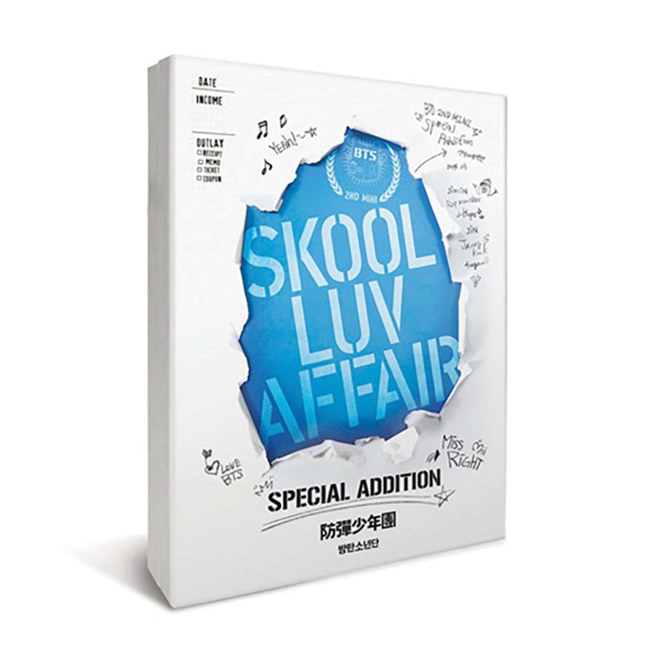 Copertina dell'album: Sfondo bianco, effetto carta strappata con centro blu e testo: Skool Luv Affair.