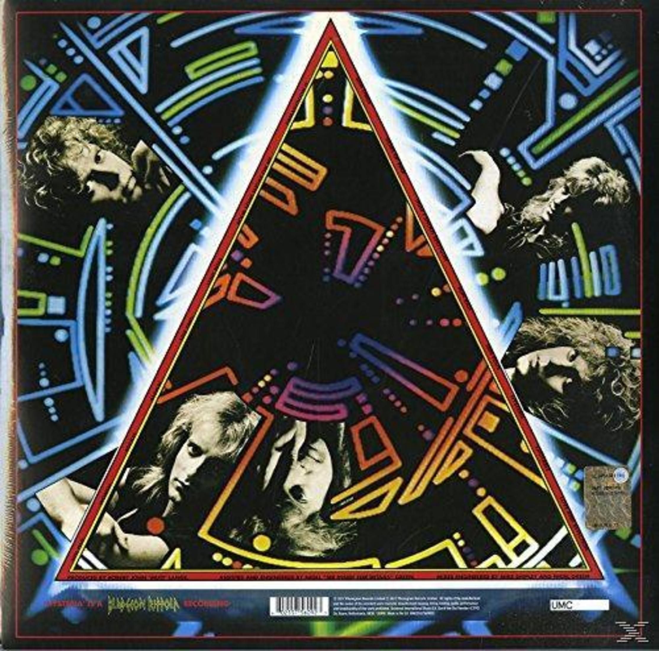 Copertina dell'album con forme geometriche stilizzate e ritratti dei membri della band.