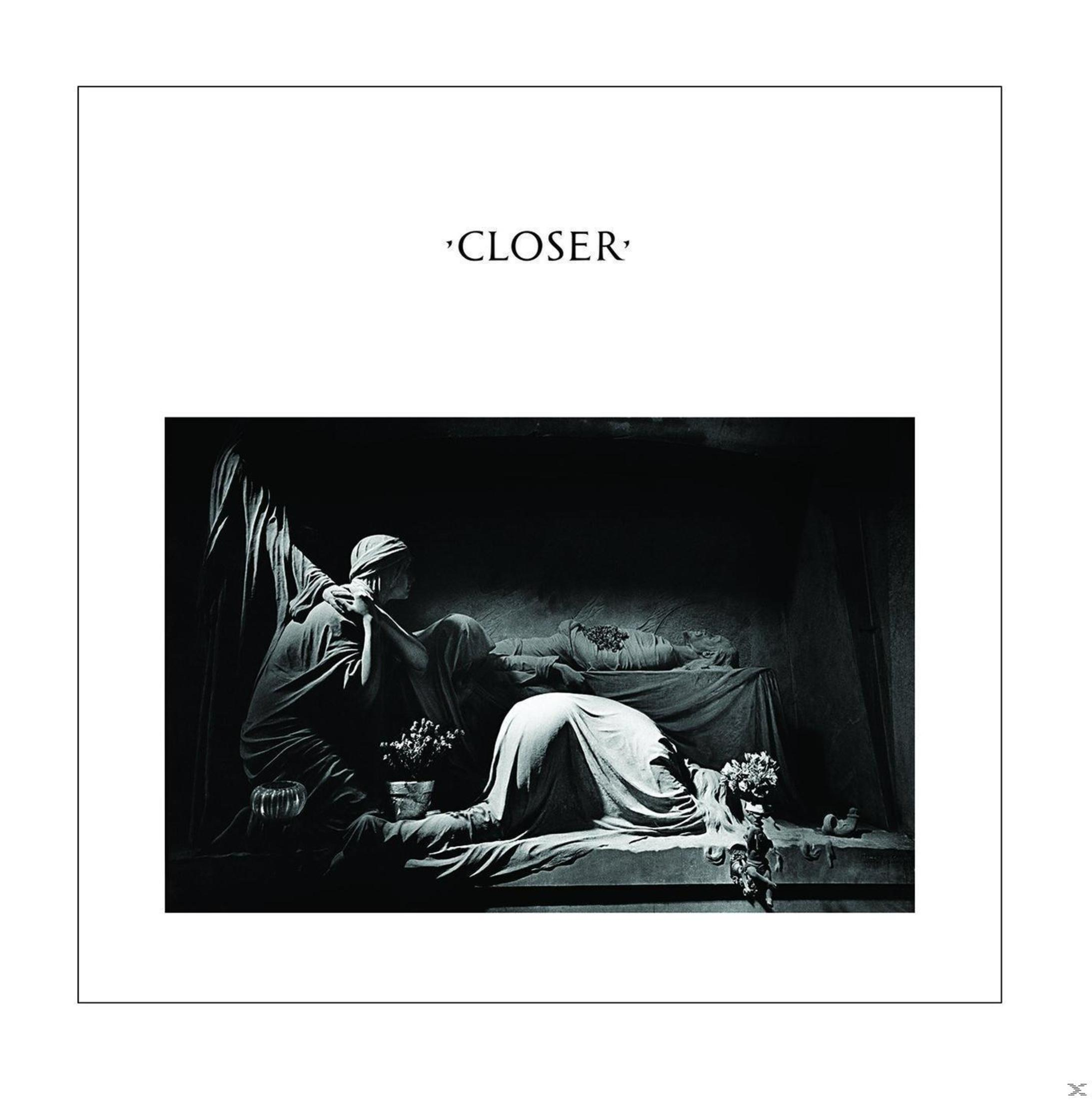 Copertina dell'album con statue in scala di grigi di persone in un ambiente simile a una tomba. Testo: CLOSER.