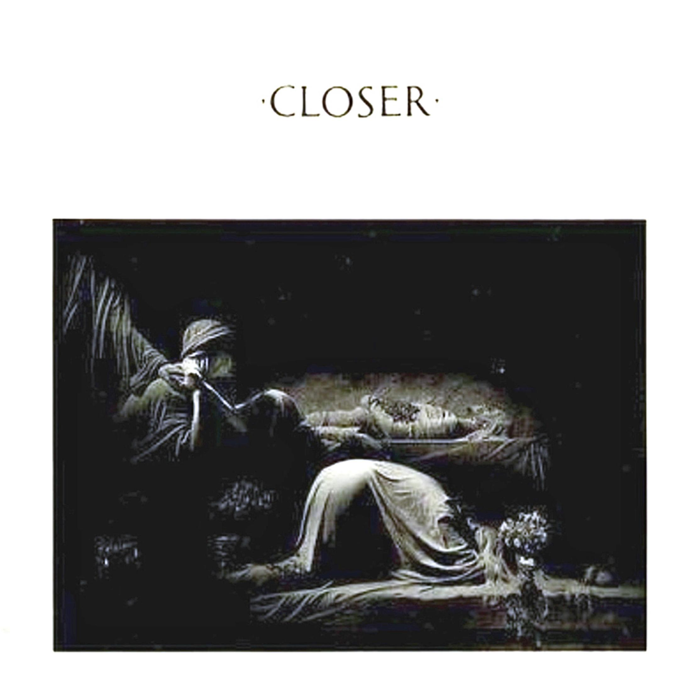 Copertina album con scena buia. Figura sul letto, un'altra in ginocchio, titolo 'CLOSER'.