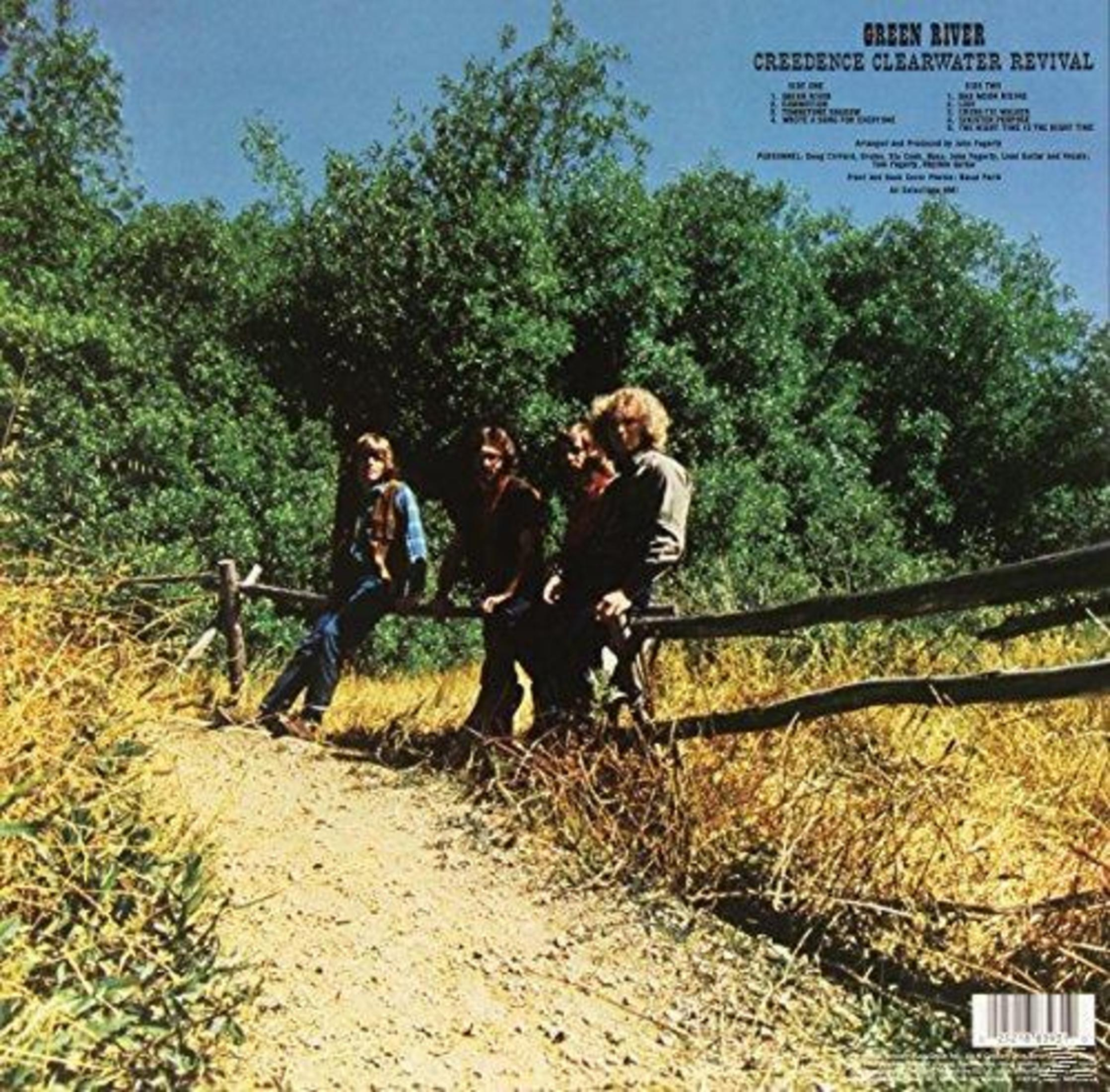 Pochette d'album : Quatre hommes assis/debout près d'une clôture en bois, avec des arbres en arrière-plan.