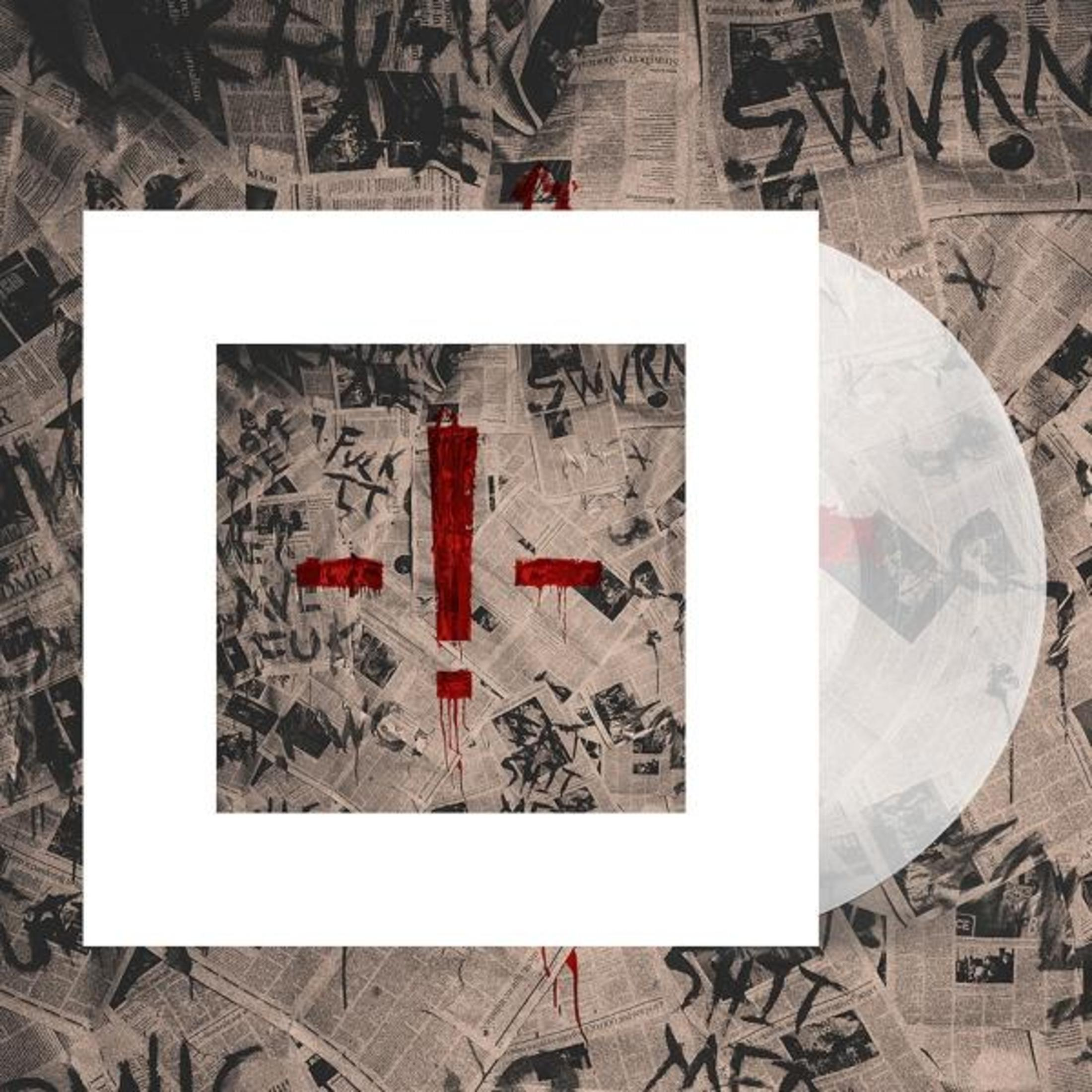 Pochette d'album avec un carré blanc au milieu, avec un fond noir. Le fond est fait de journaux.