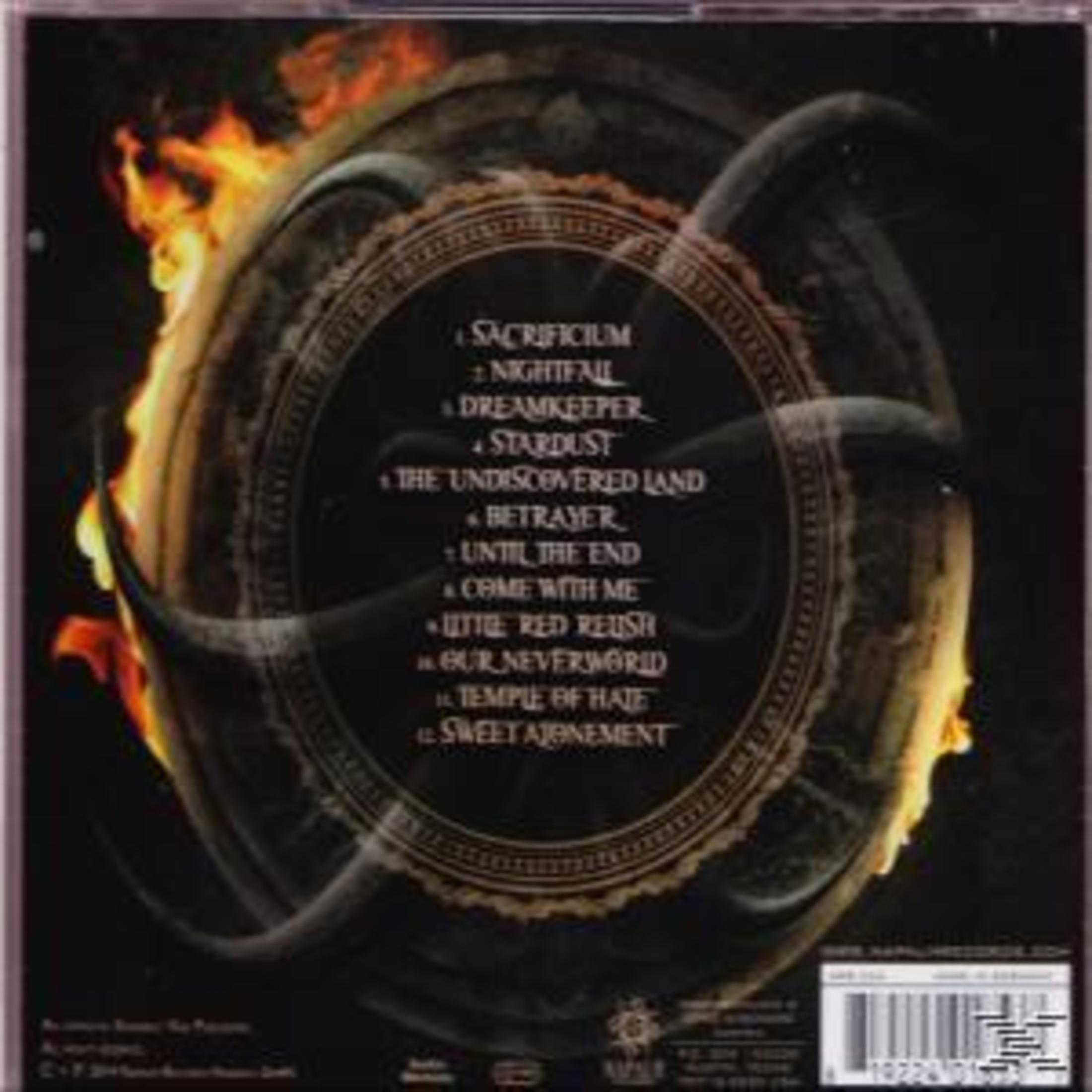 Retro copertina album con design circolare e titoli canzoni. Fiamme intorno al cerchio.