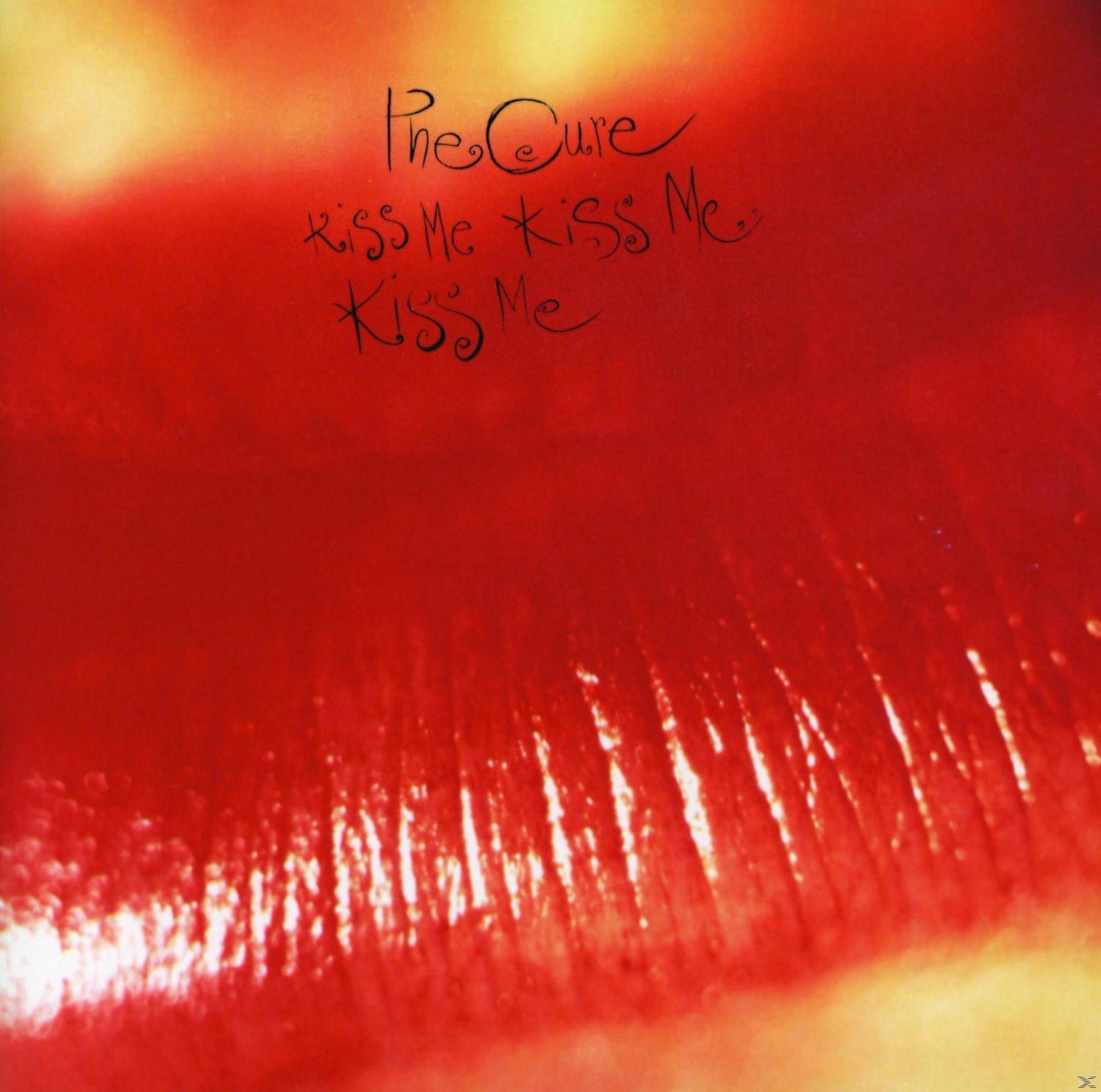 Pochette d'album avec un gros plan de lèvres rouges et le texte manuscrit 'Kiss Me Kiss Me Kiss Me' de The Cure.
