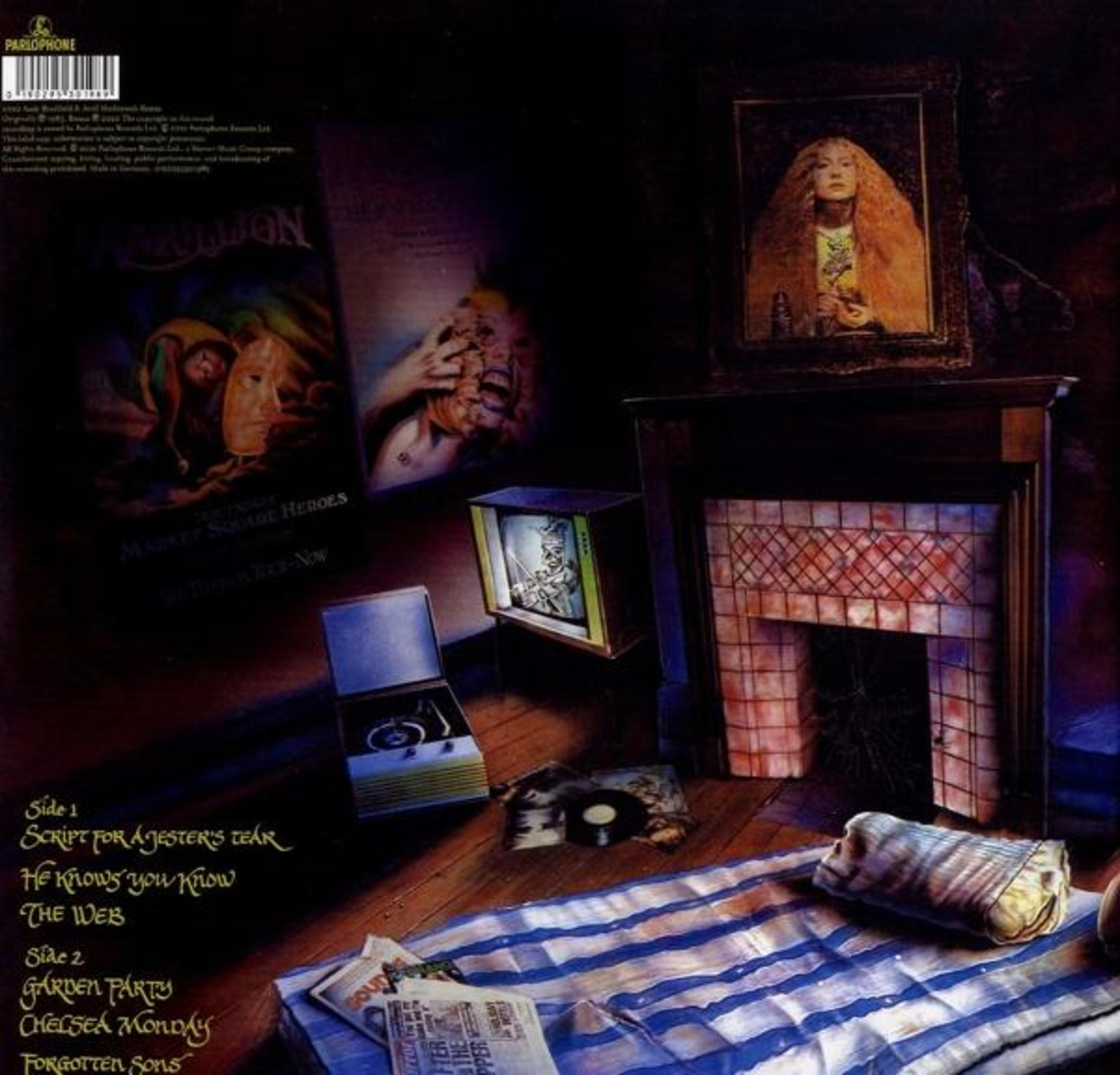 Copertina dell'album con una scena di una stanza. Un dipinto, una TV, un giradischi e un letto con una coperta a strisce.