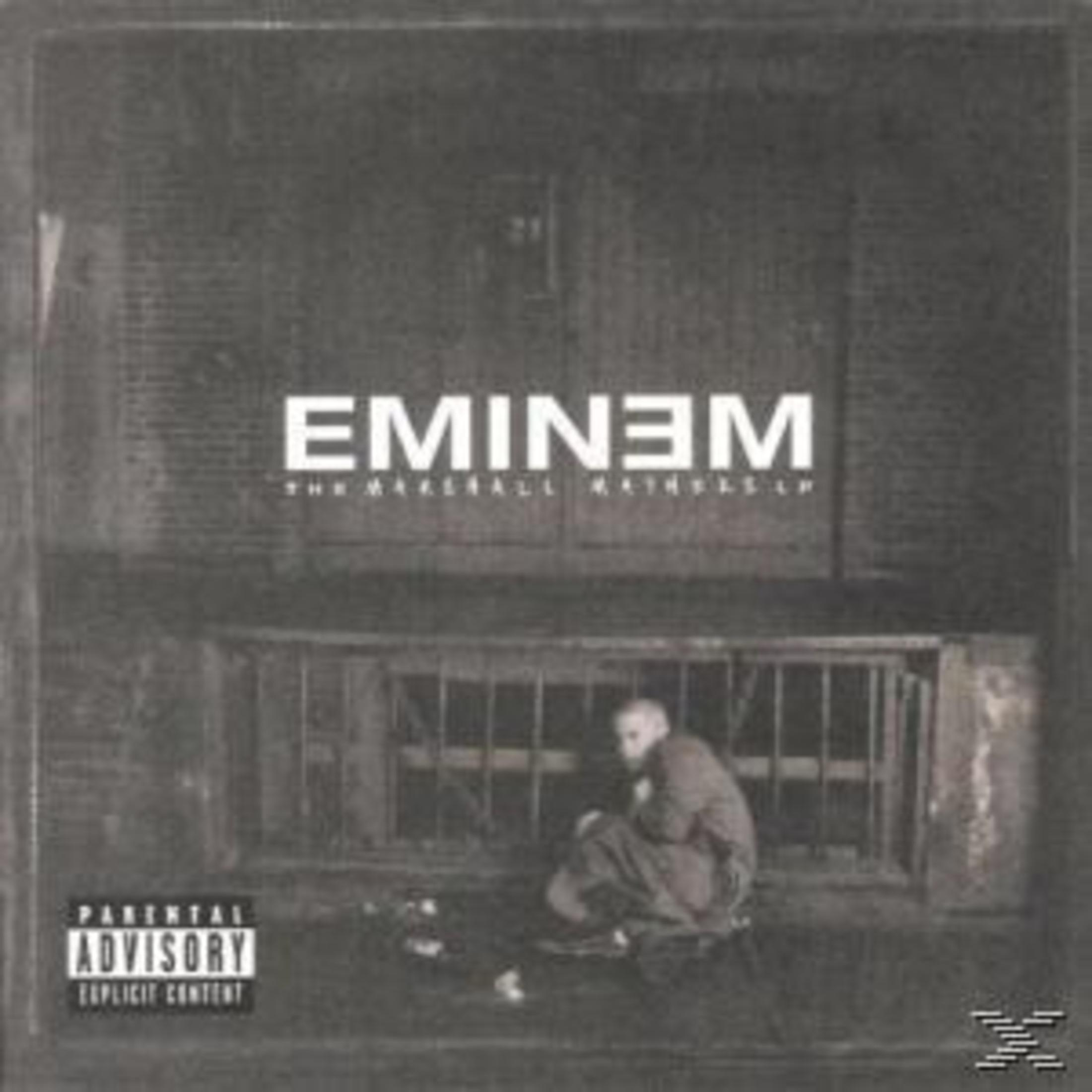 Albumhoes in zwart-wit. Een afbeelding van een man in een kamer, met de tekst 'Eminem' en albumtitel.