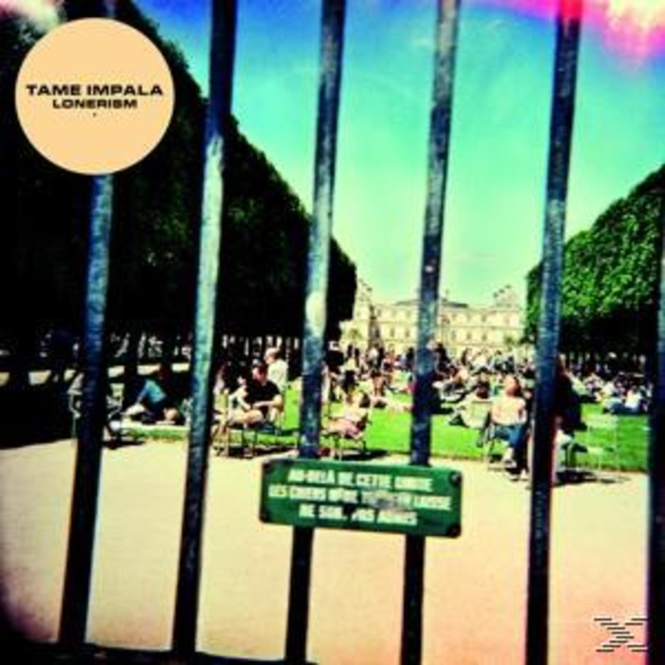 Copertina dell'album. Vista attraverso una recinzione metallica. Persone in un parco. Testo: Tame Impala, Lonerism.