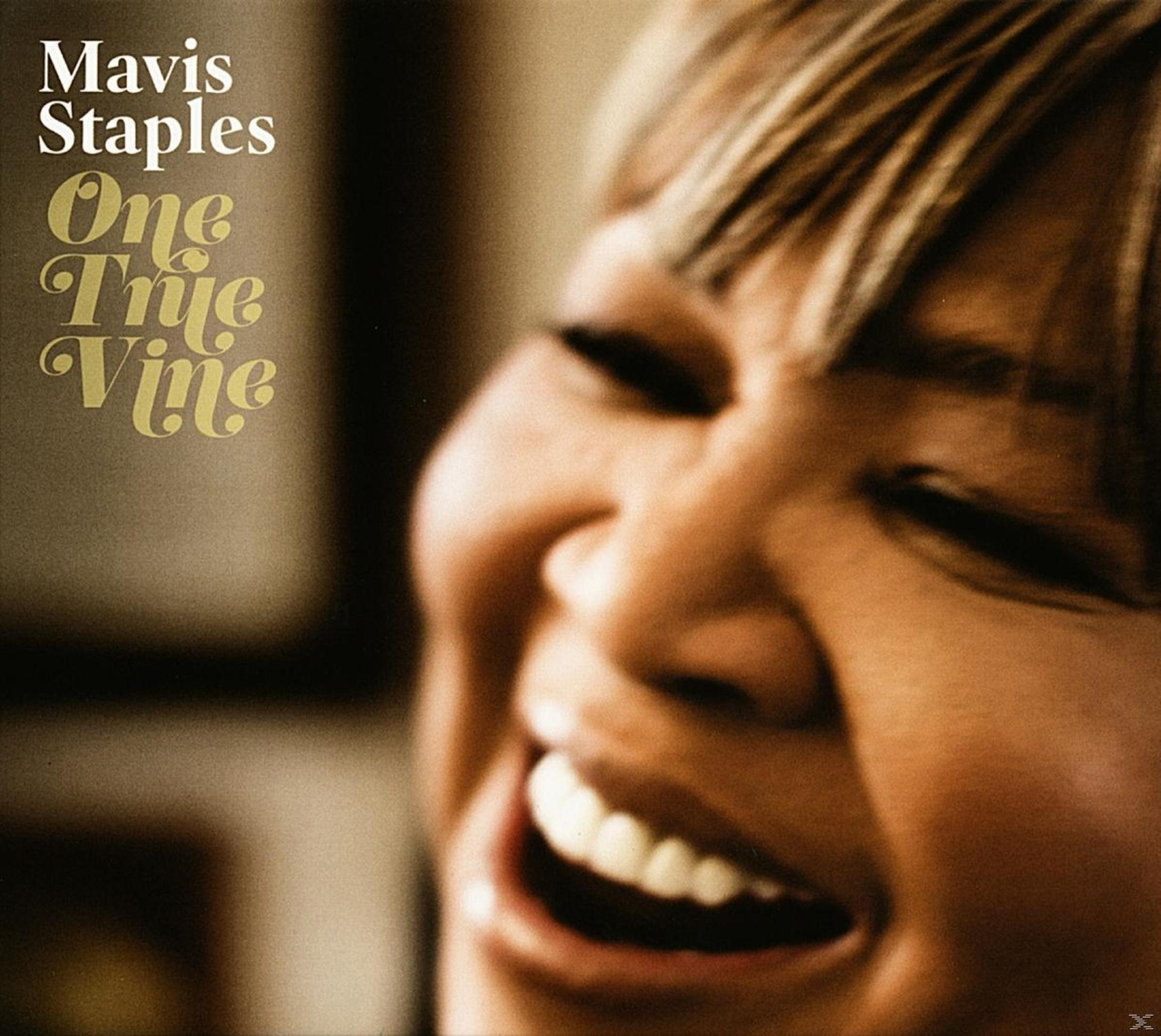 Pochette d'album en gros plan d'une femme riant avec le texte 'Mavis Staples One True Vine'.