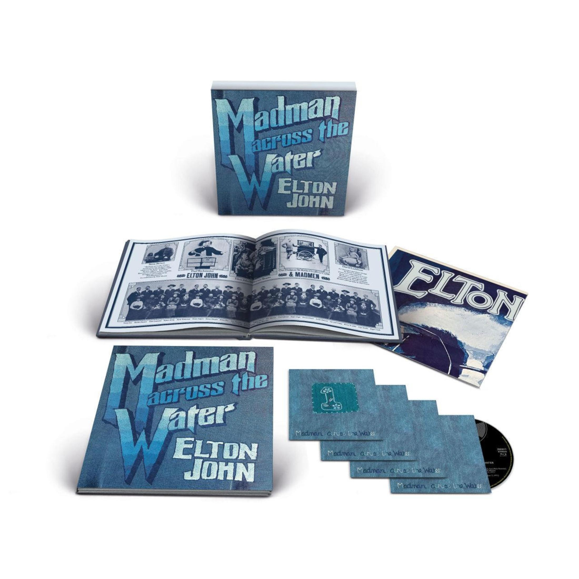 Albumset: CD, boekjes en doos met 'Madman Across the Water' van Elton John op een wit oppervlak.