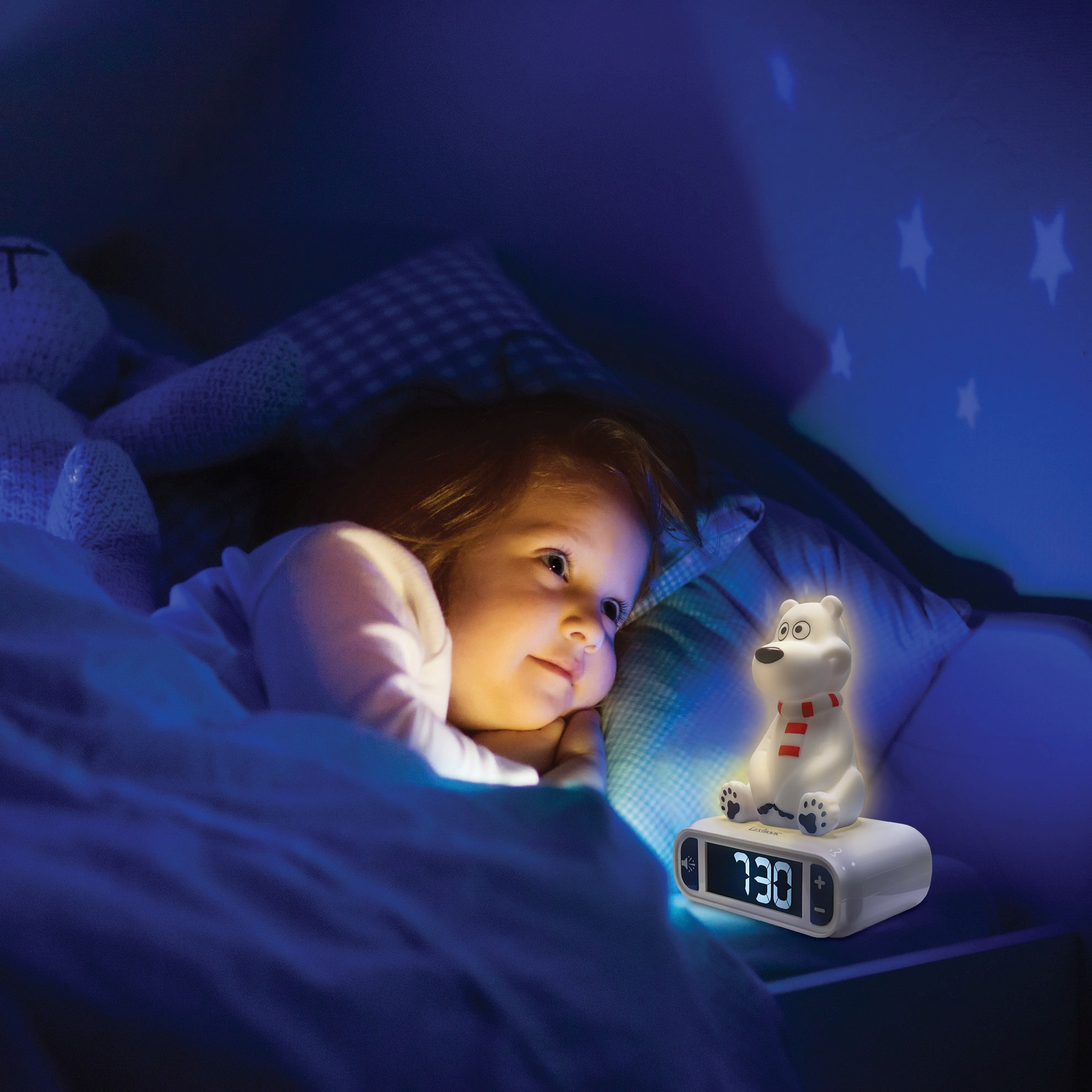 Bambina a letto che guarda una sveglia a forma di orso polare con stelle proiettate sul muro.