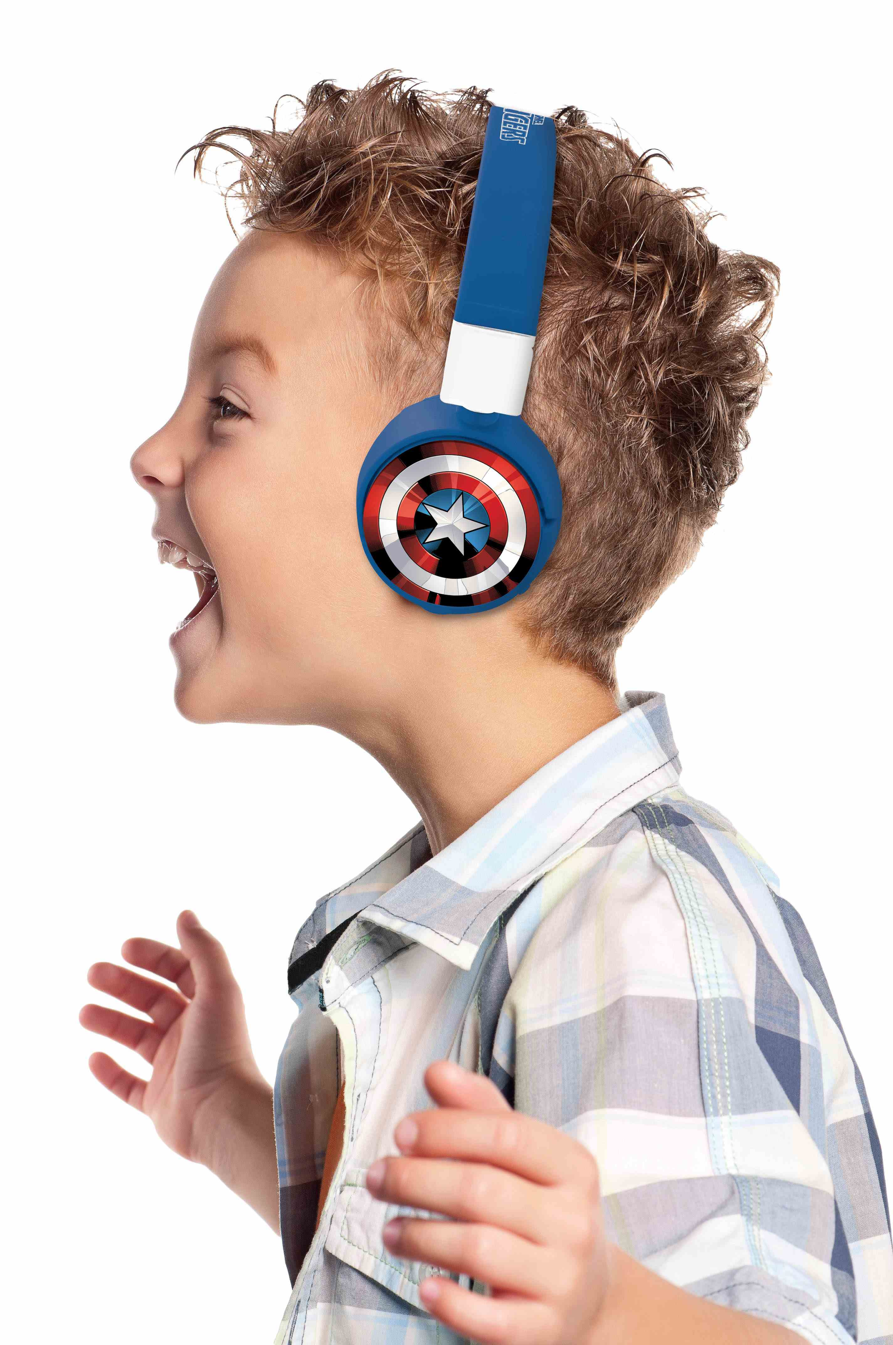 Ragazzo con cuffie di Capitan America che urla, profilo, sfondo bianco.