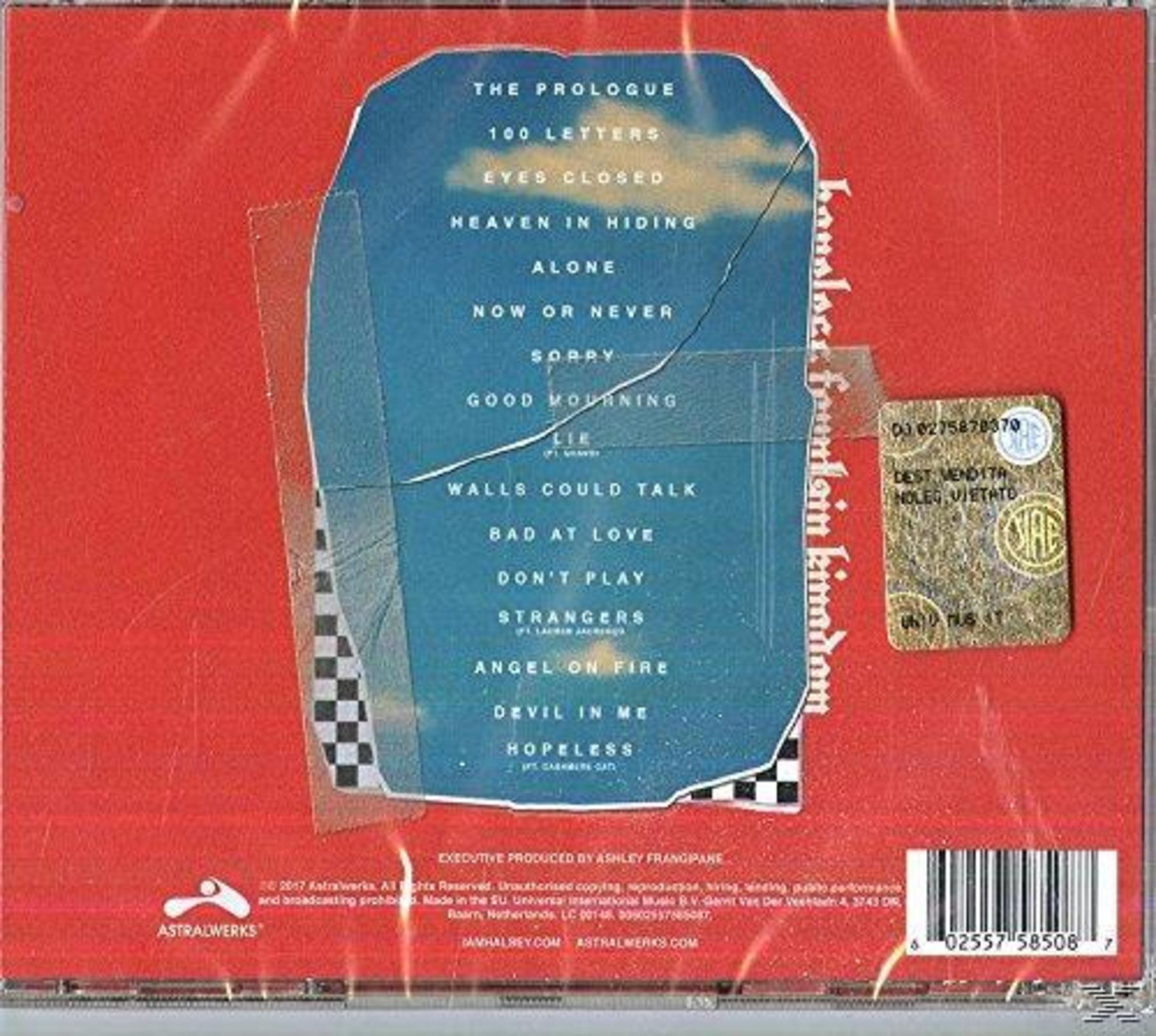 Achterkant van het album, rode achtergrond met album tracklist en een kleine sticker.
