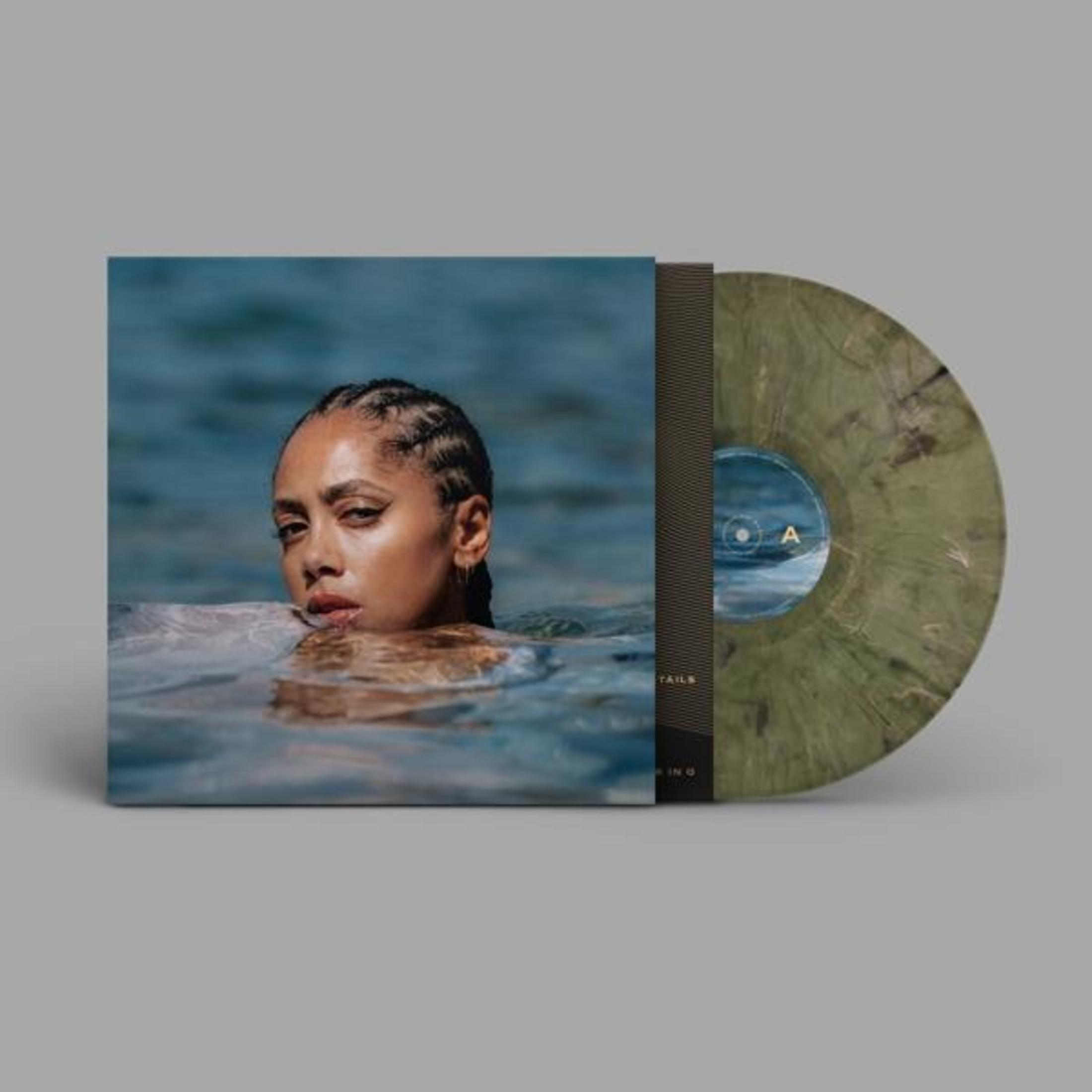 Albumhoes met een vrouw in water, met een plaat aan de rechterkant, groen en zwart.