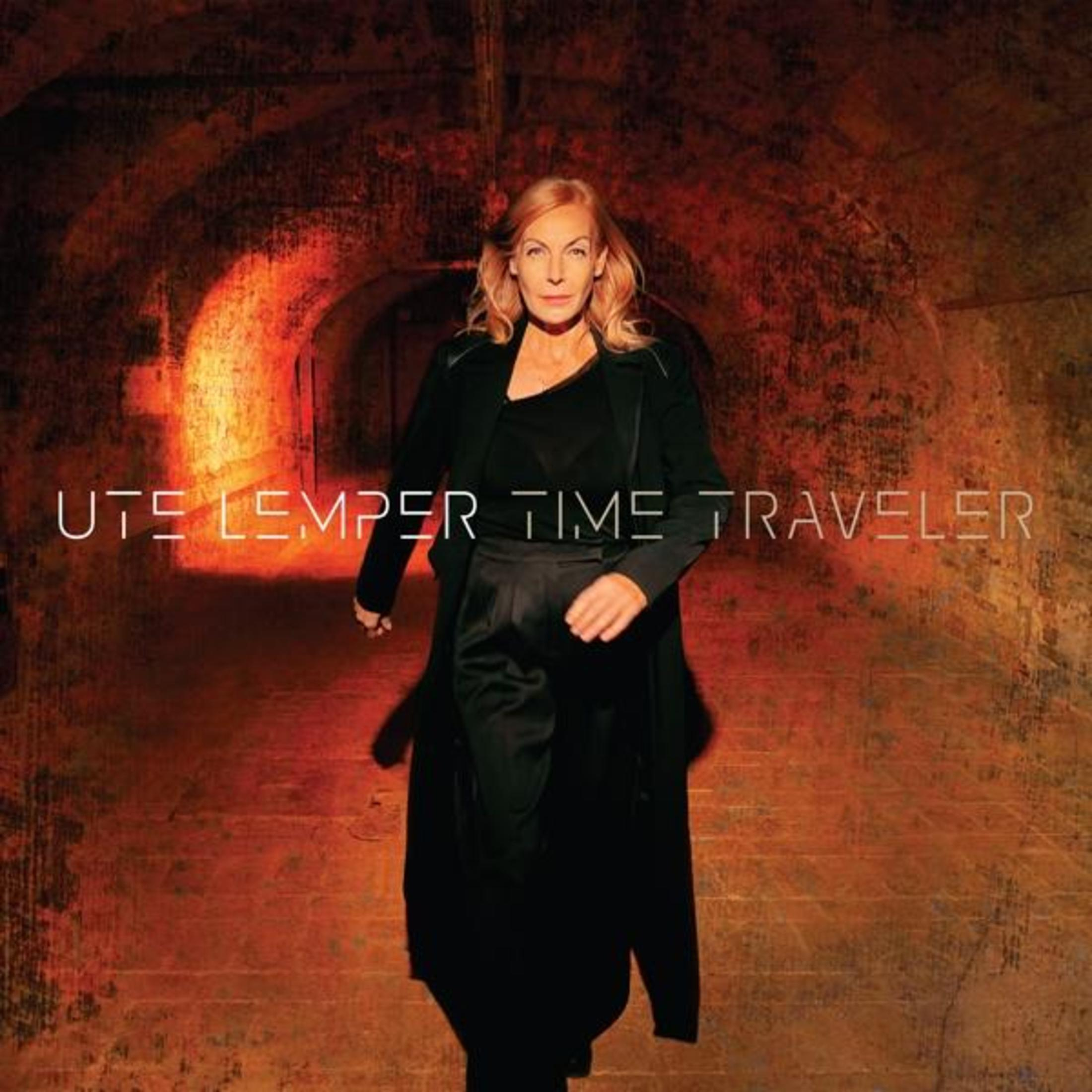 Copertina dell'album con donna che corre verso la telecamera in un tunnel, in colori scuri.
