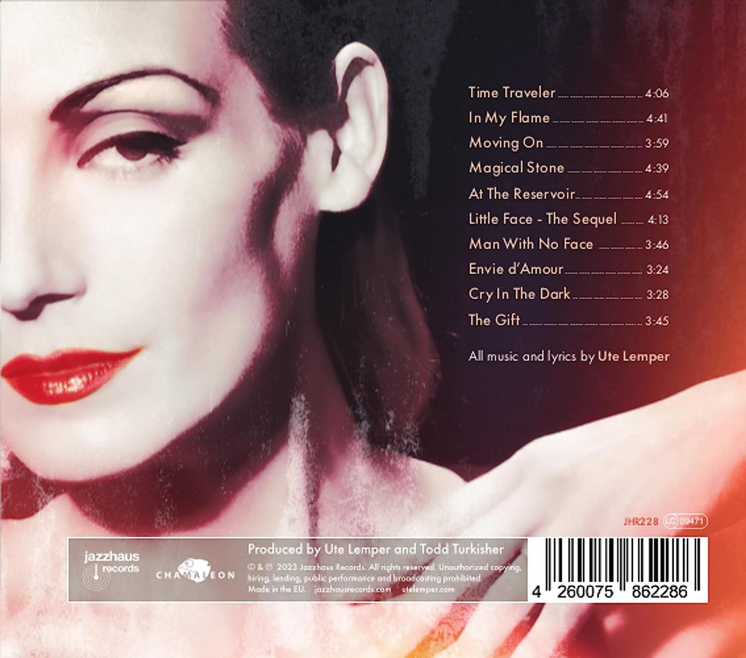 Retro copertina dell'album. Volto di donna con rossetto rosso ed elenco tracce. Prodotto da Ute Lemper e Todd Turkisher.