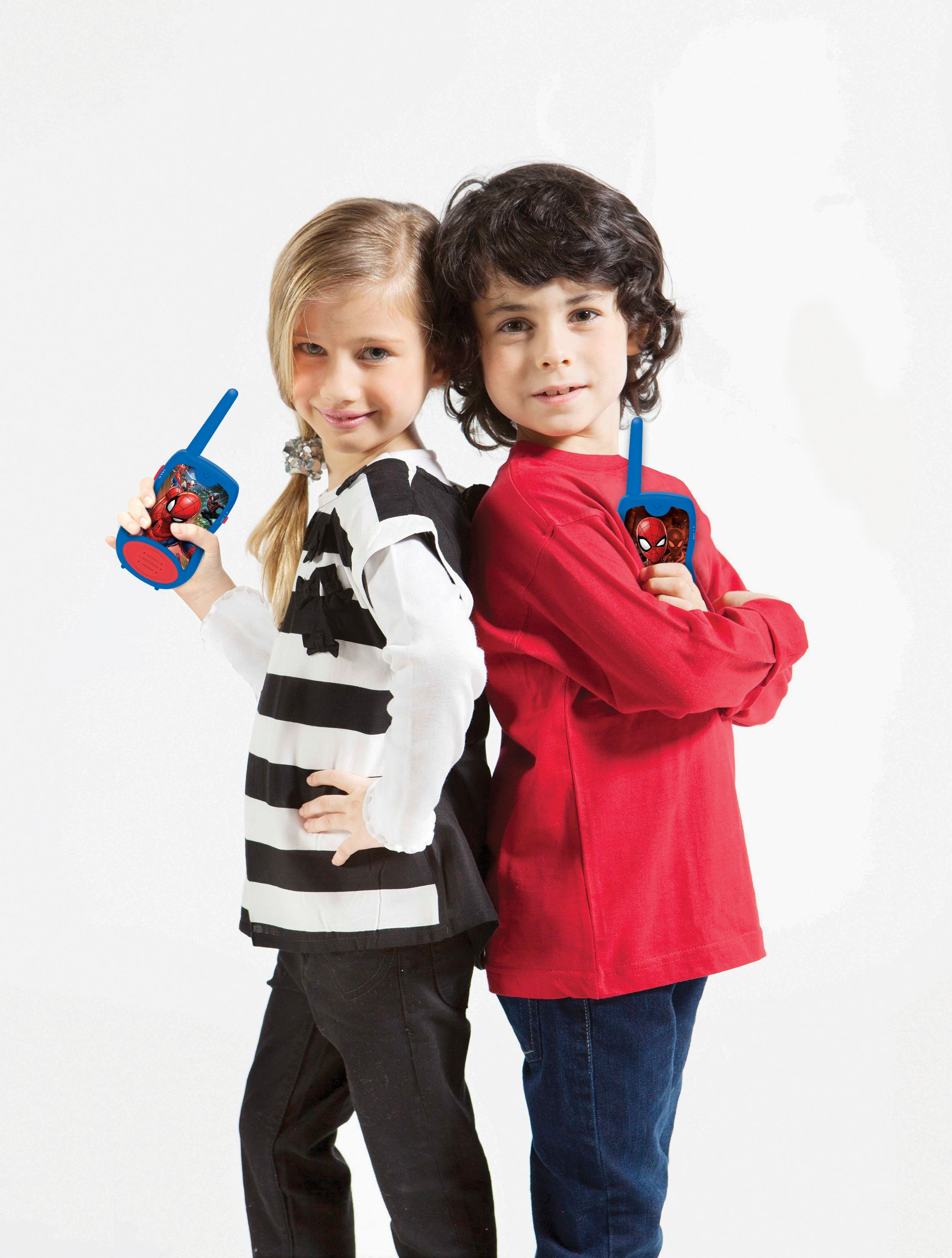 Dos niños, espalda con espalda, sosteniendo walkie-talkies de Spider-Man. Niña a rayas, niño en camisa roja.
