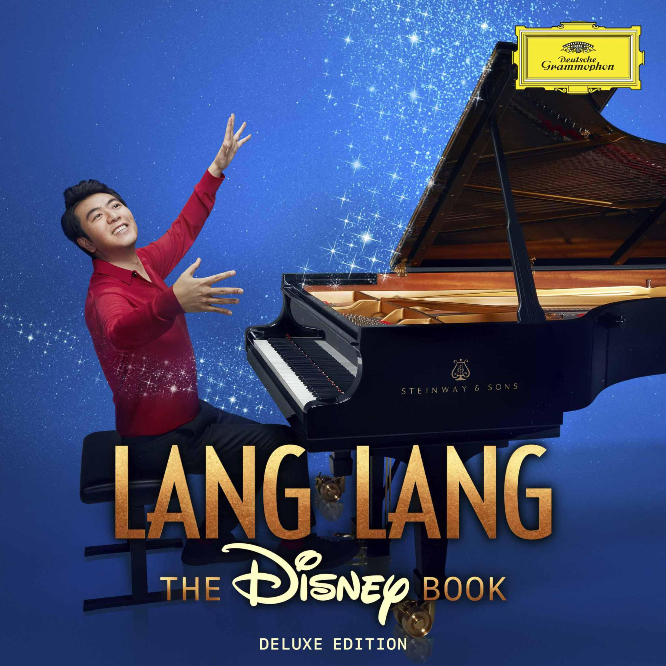 Lang Lang è seduto accanto a un pianoforte a coda su sfondo blu stellato.
