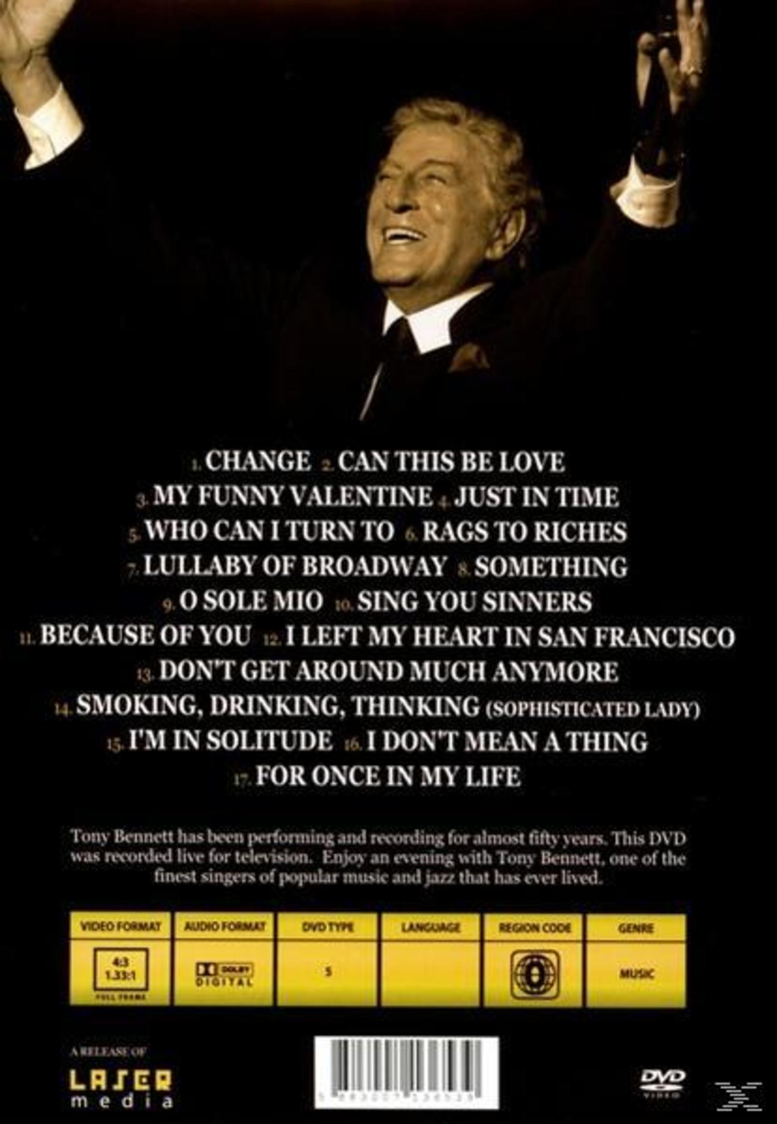 Dos de la pochette du DVD. Tony Bennett, les bras levés, et une liste de titres de chansons.