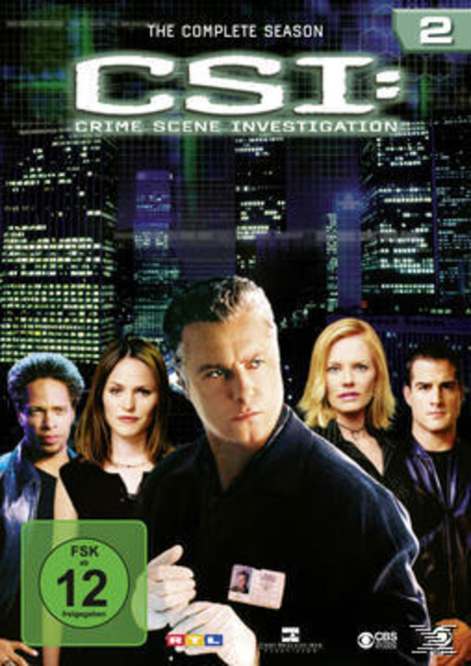 DVD-Cover von CSI: Den Tätern auf der Spur Staffel 2 mit fünf Hauptfiguren vor einer nächtlichen Stadtsilhouette.