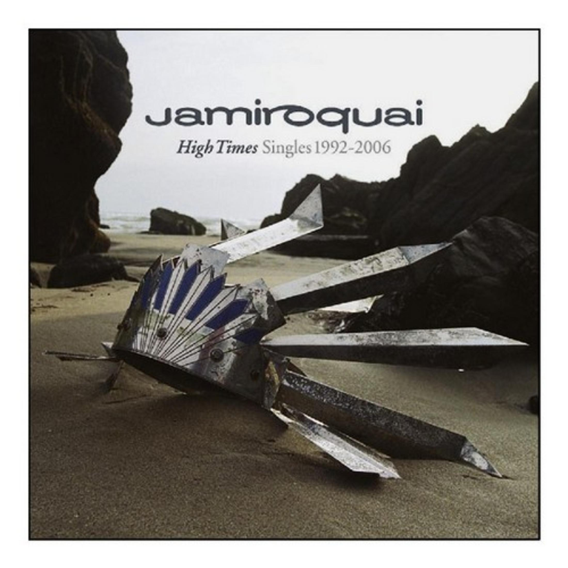 Copertina dell'album Jamiroquai, un copricapo d'argento sulla sabbia con spiaggia e rocce sullo sfondo.