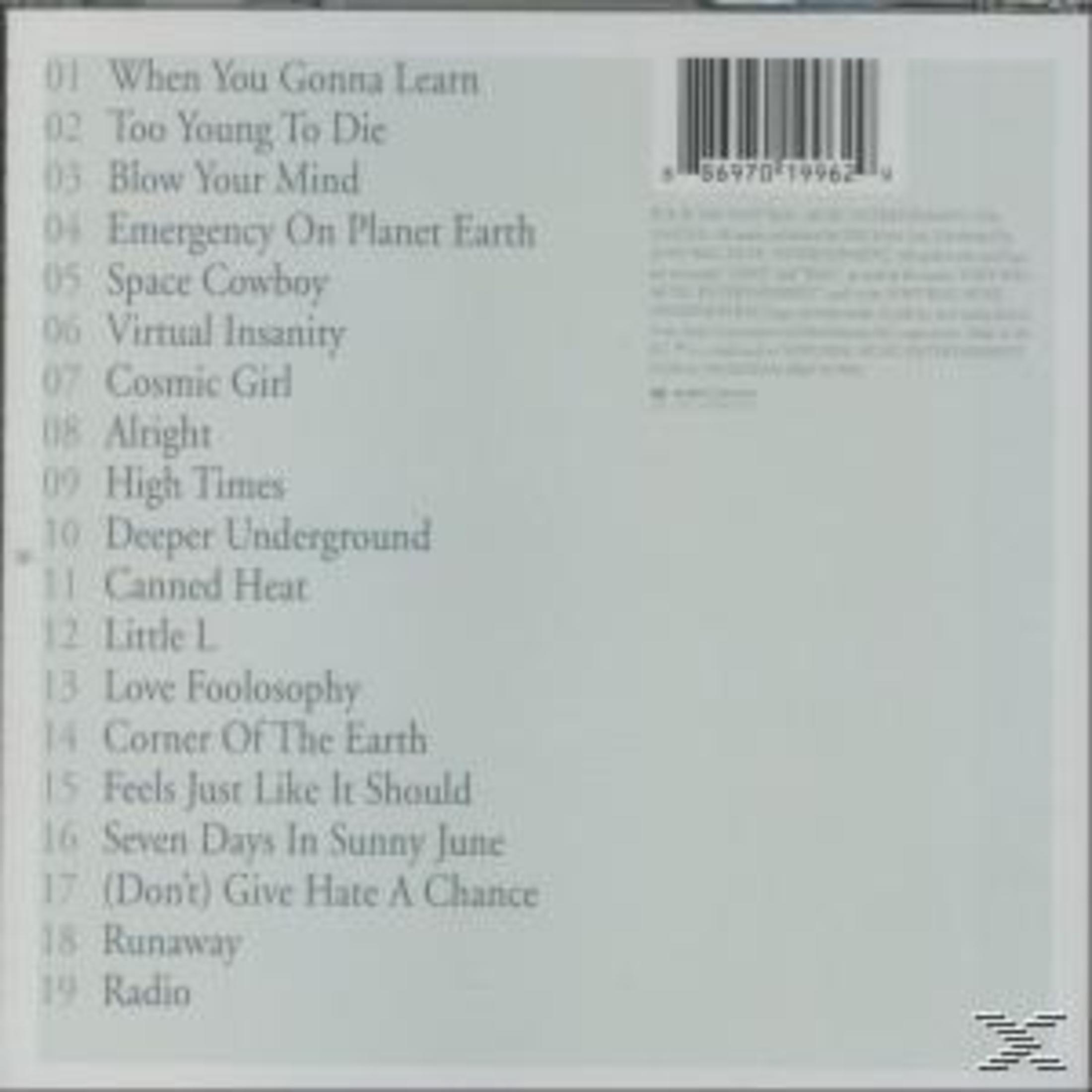 Retro custodia CD con tracklist e codice a barre, sfondo azzurro, testo bianco e nero.